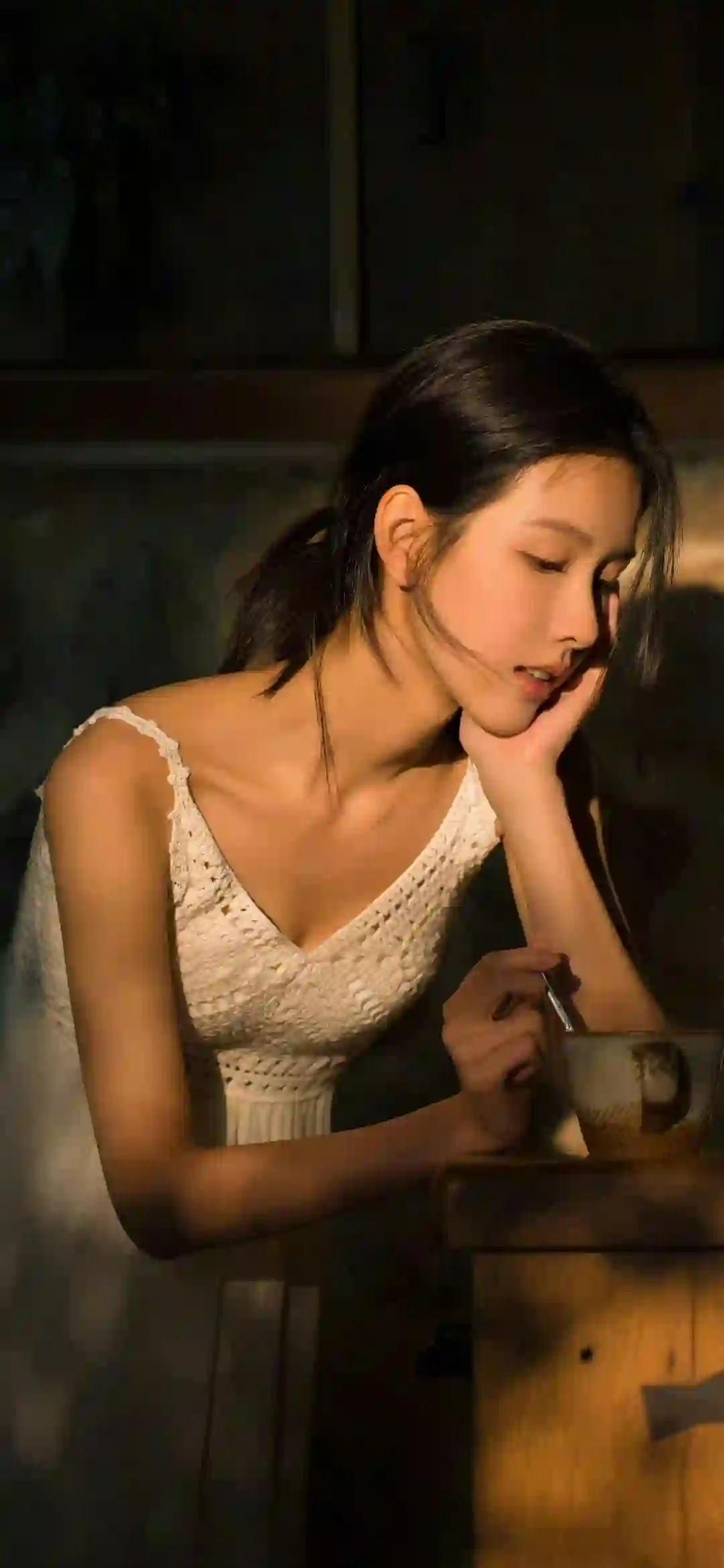 暖色调 长发性感美女 明星壁纸 白色长裙