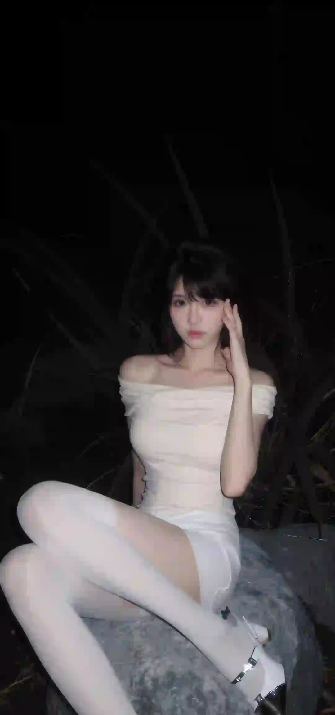 夜晚 长发美女 抹胸穿搭 美腿丝袜 丝袜美腿 高跟鞋