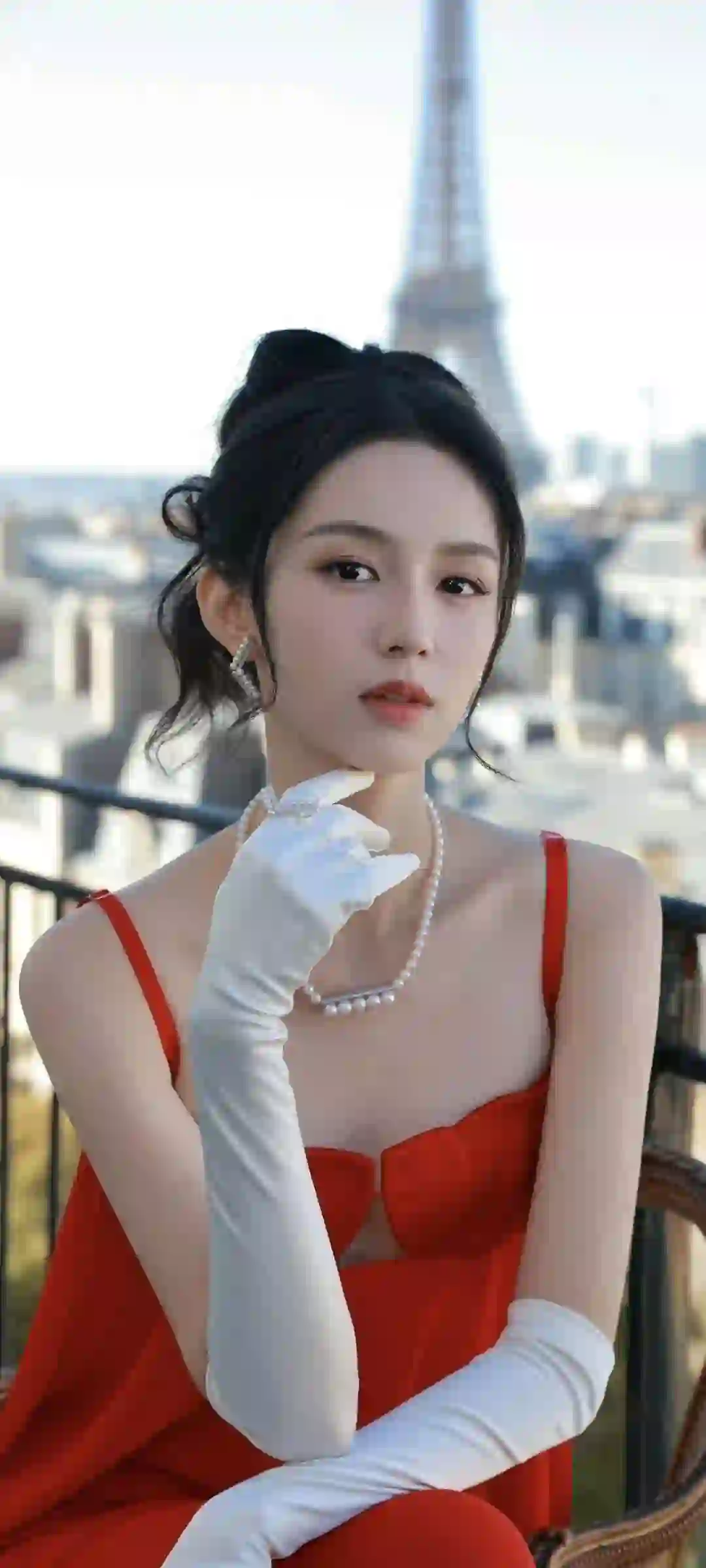 长发红裙美女 周也 红色吊带裙 性感美女 珍珠项链 写真