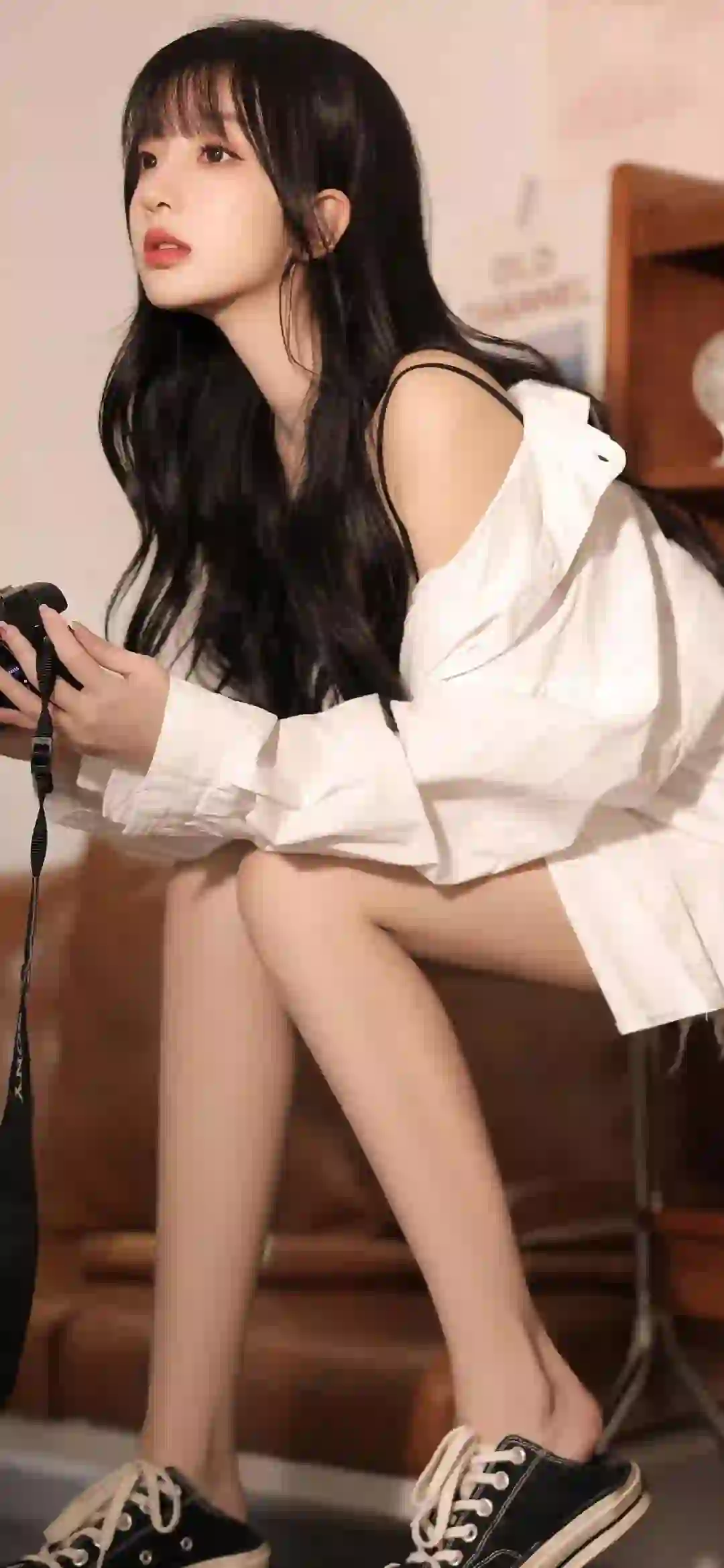 手拿相机的长发清纯美女 白色衬衫 吊带 