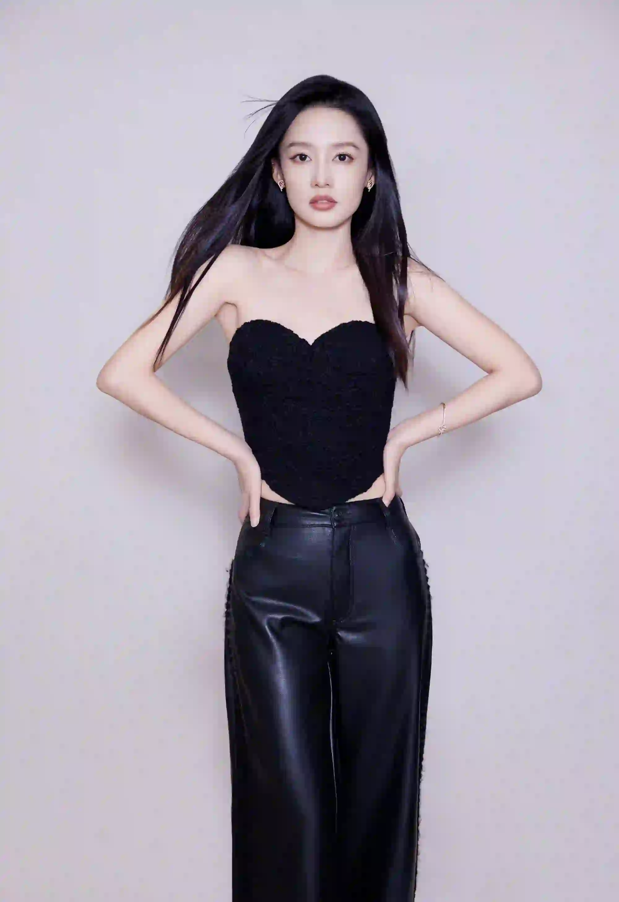 长发美女 李沁 黑色衣服 时尚穿搭