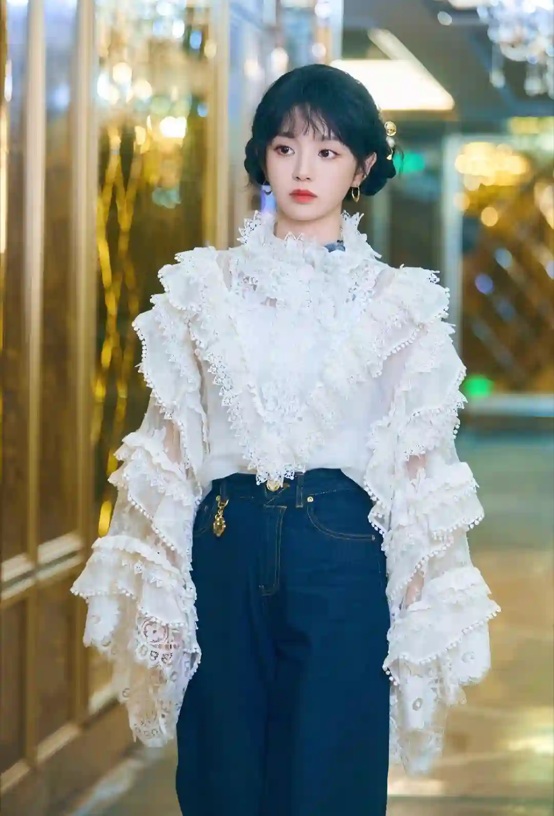 长发美女 个性穿搭 白色衣服 牛仔裤 明星 田曦薇
