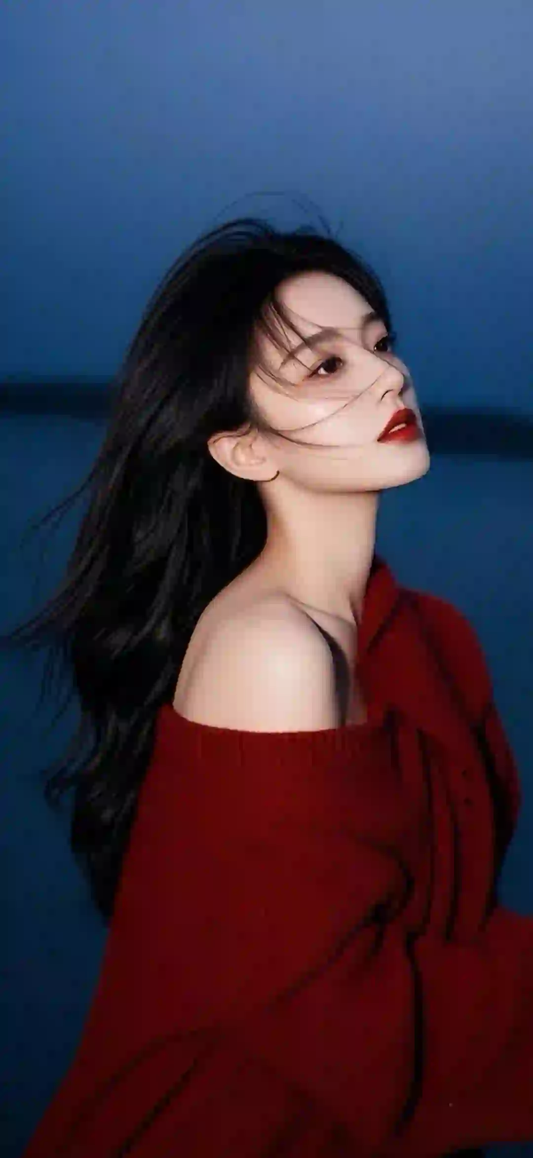 唯美 长发红裙美女 漏肩穿搭 户外 傍晚
