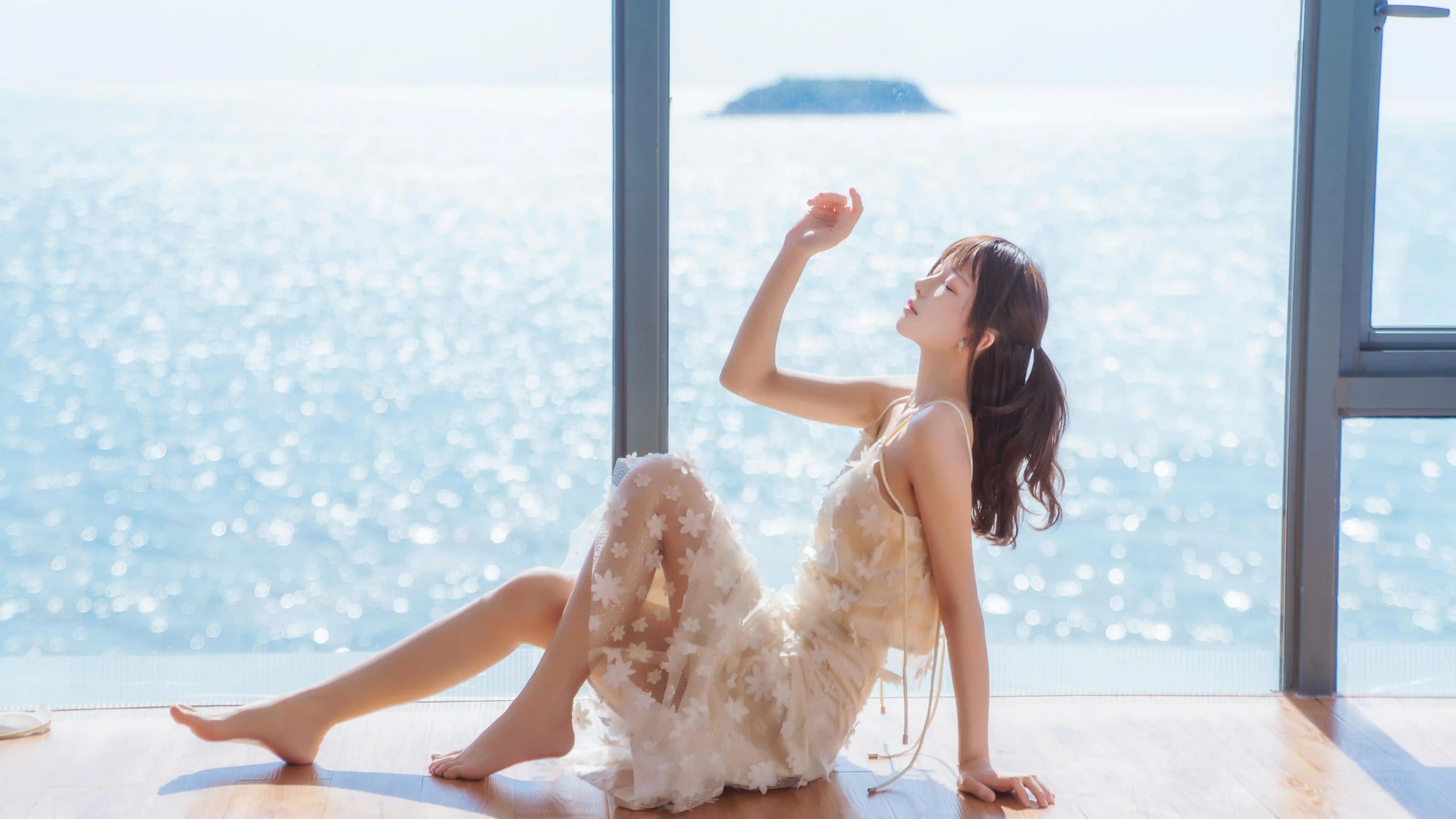 长发白裙美女 海边 海水 休闲 长发美女