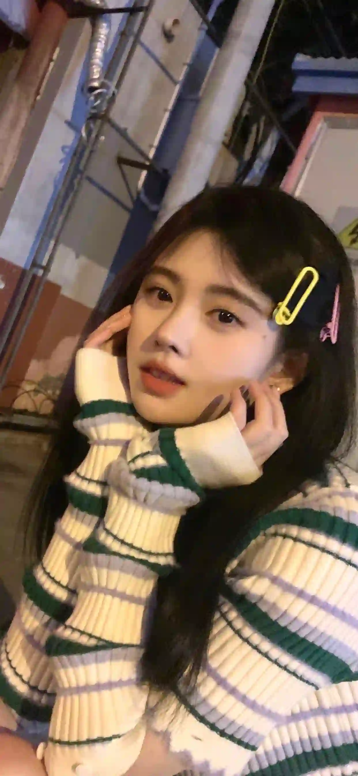 夜色 街头 条纹毛衣 少女 清新 写真 鞠婧祎