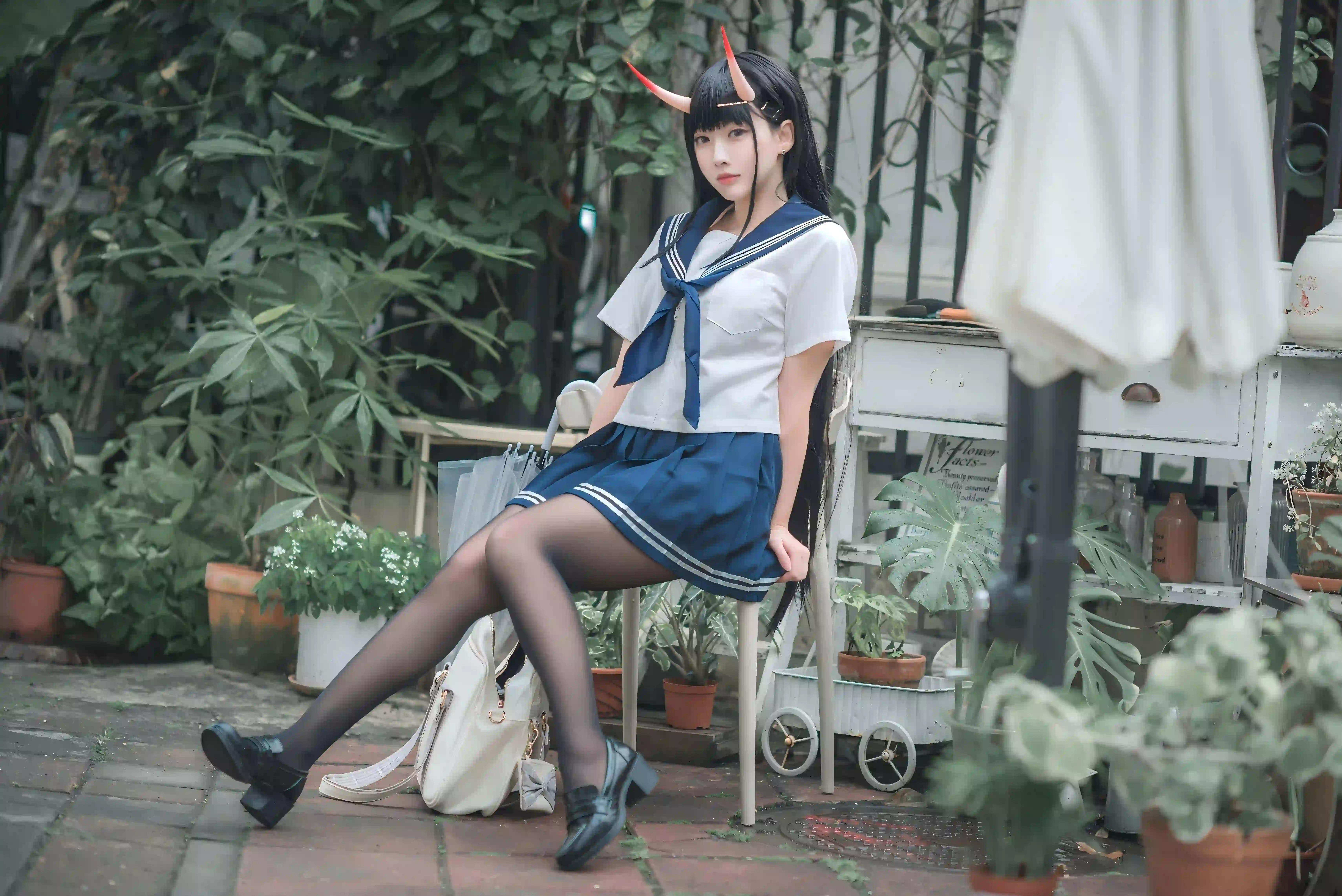 长发美女 长腿 黑丝 恶魔角装饰 jk穿搭 户外