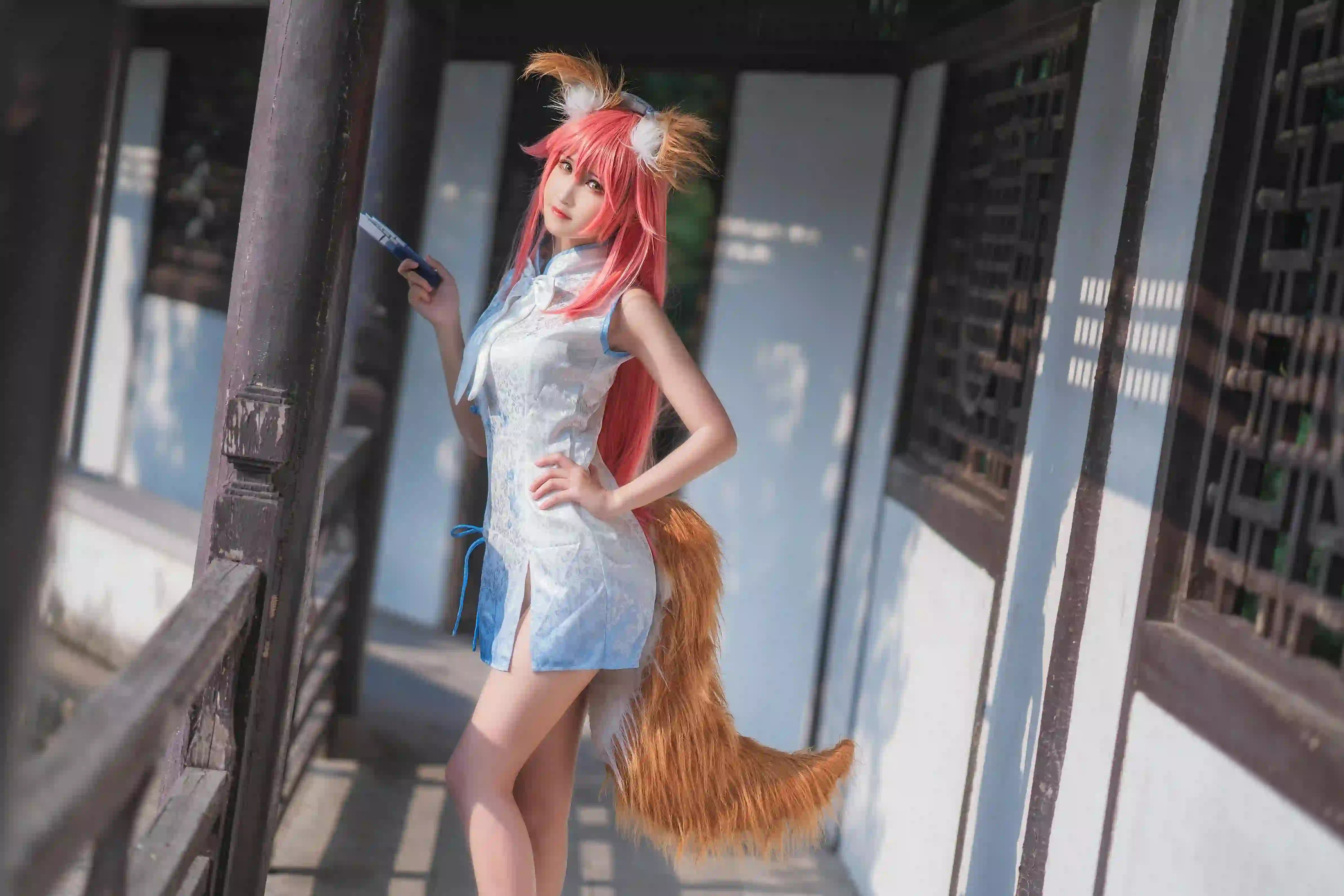 cosplay 长发女孩 狐狸耳朵 尾巴 旗袍 手持折扇