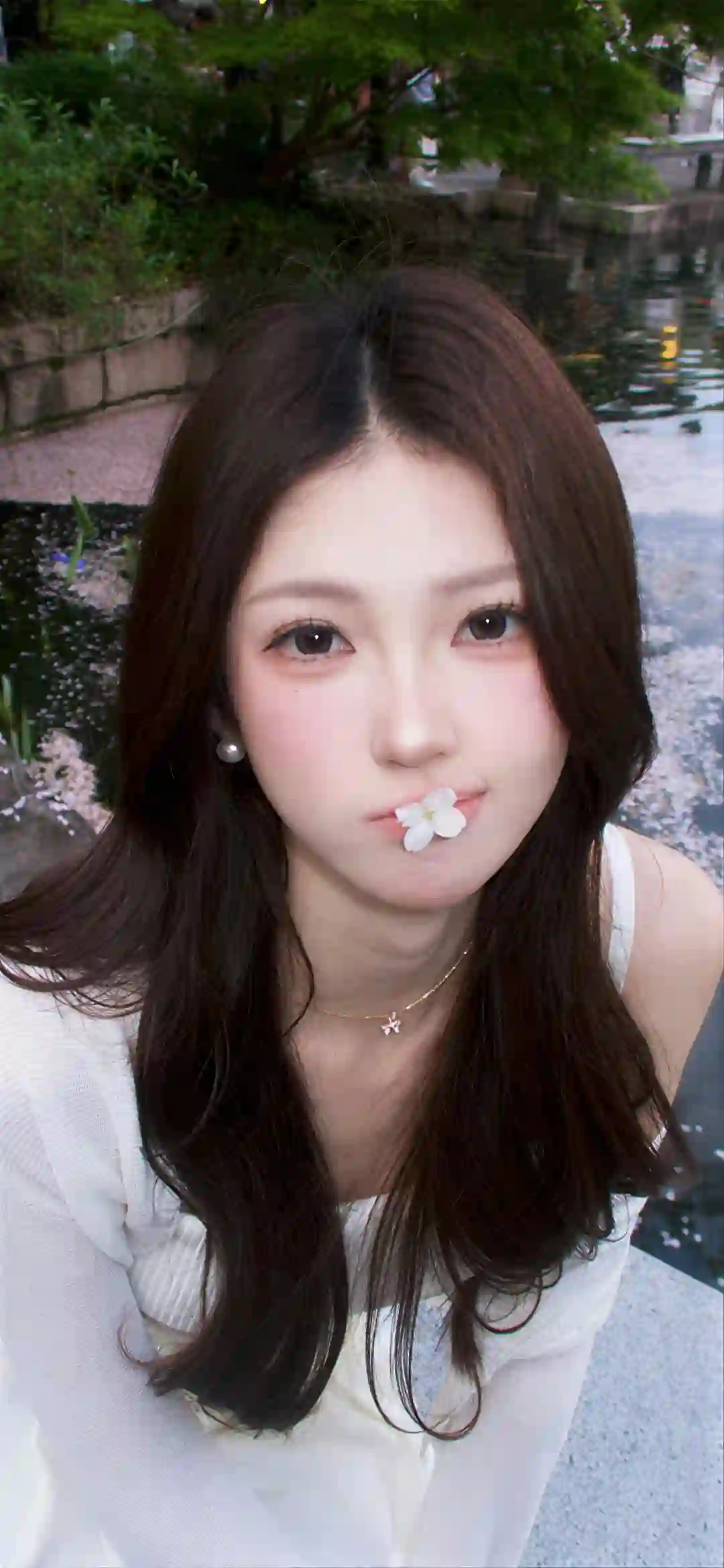 清纯少女 咬花写真 长发美女 白色上衣 花园池塘 清新人像