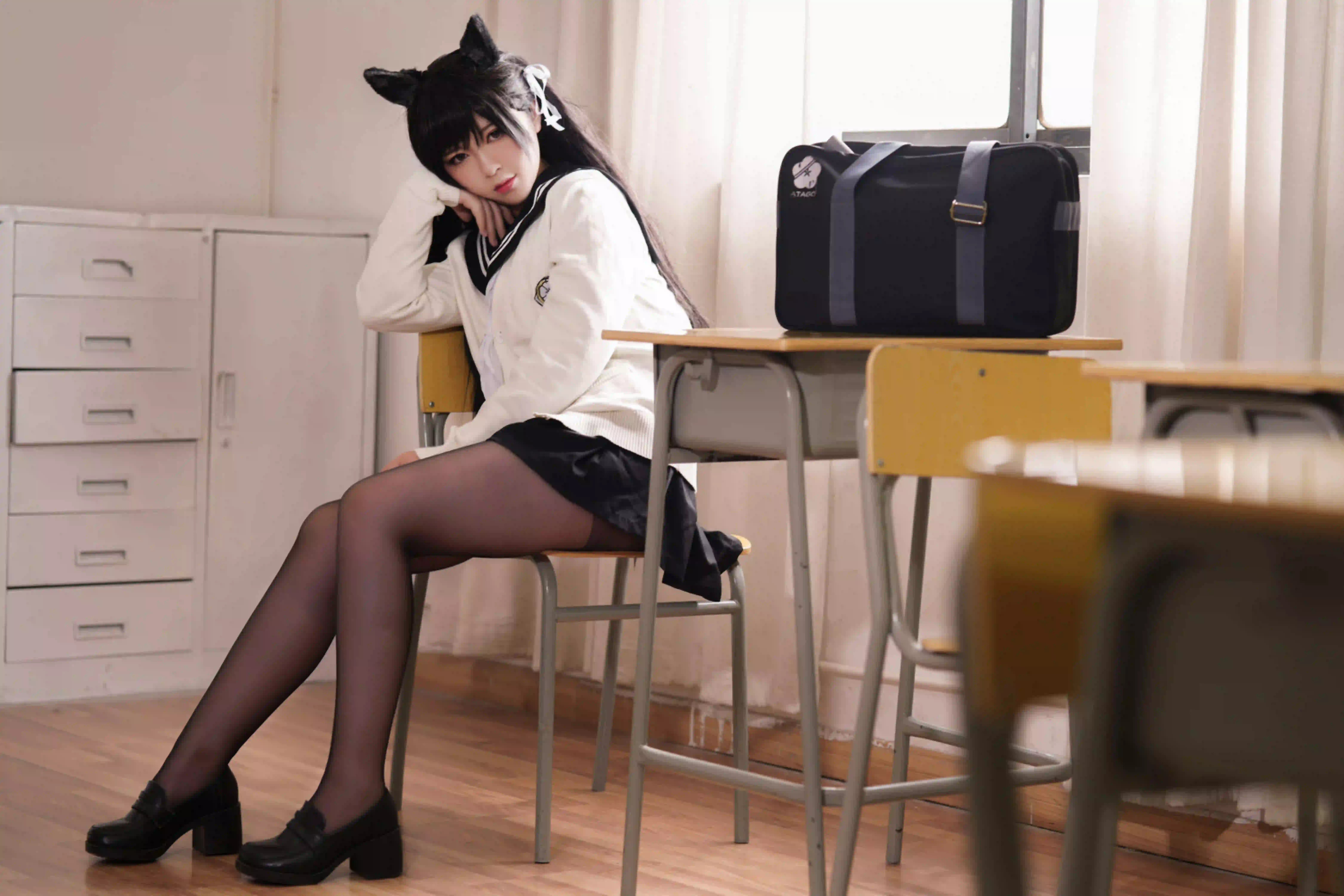长腿黑丝美女 黑丝 黑色丝袜 jk穿搭 教室场景