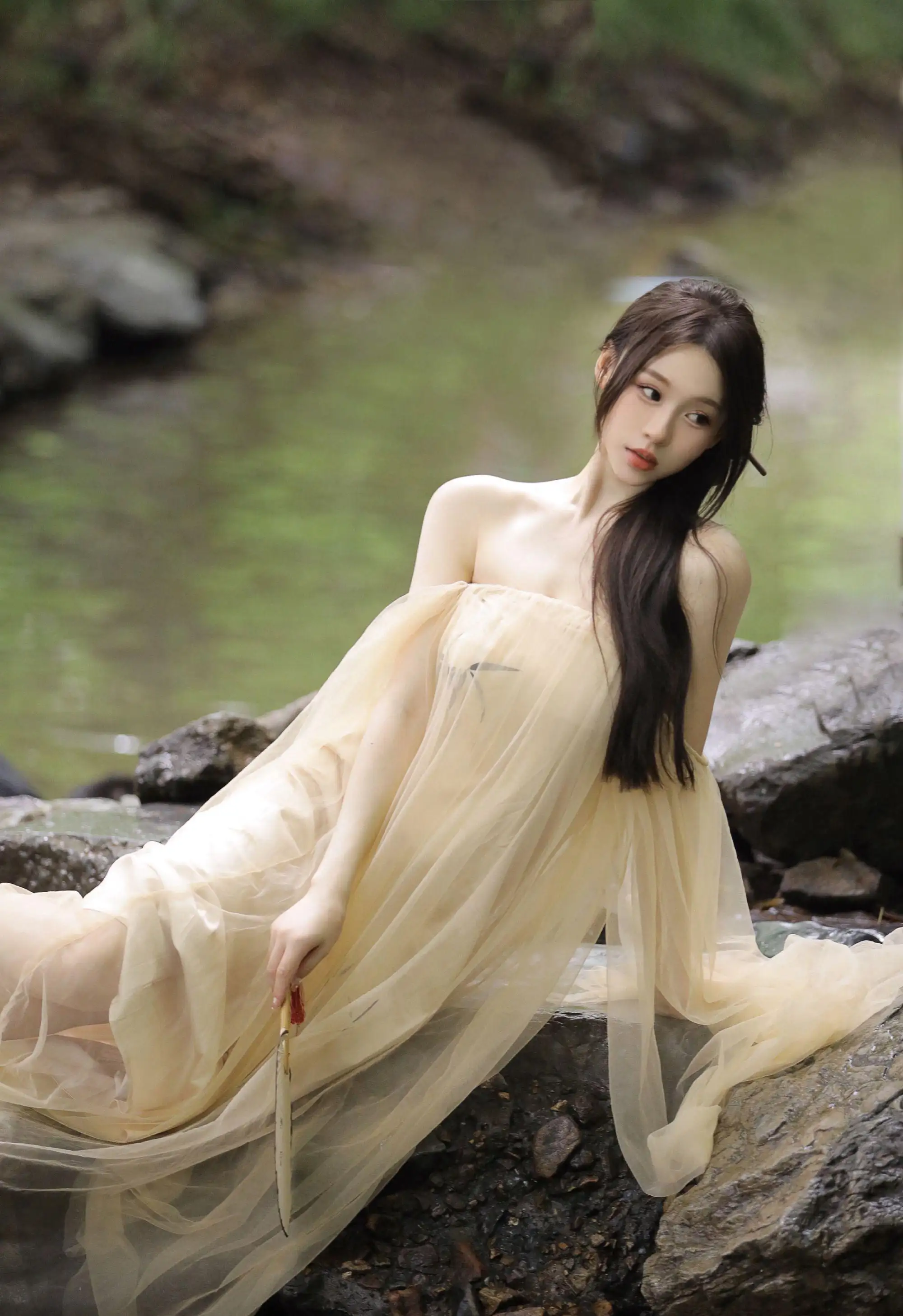 河边 长发古风美女 户外写真 抹胸穿搭