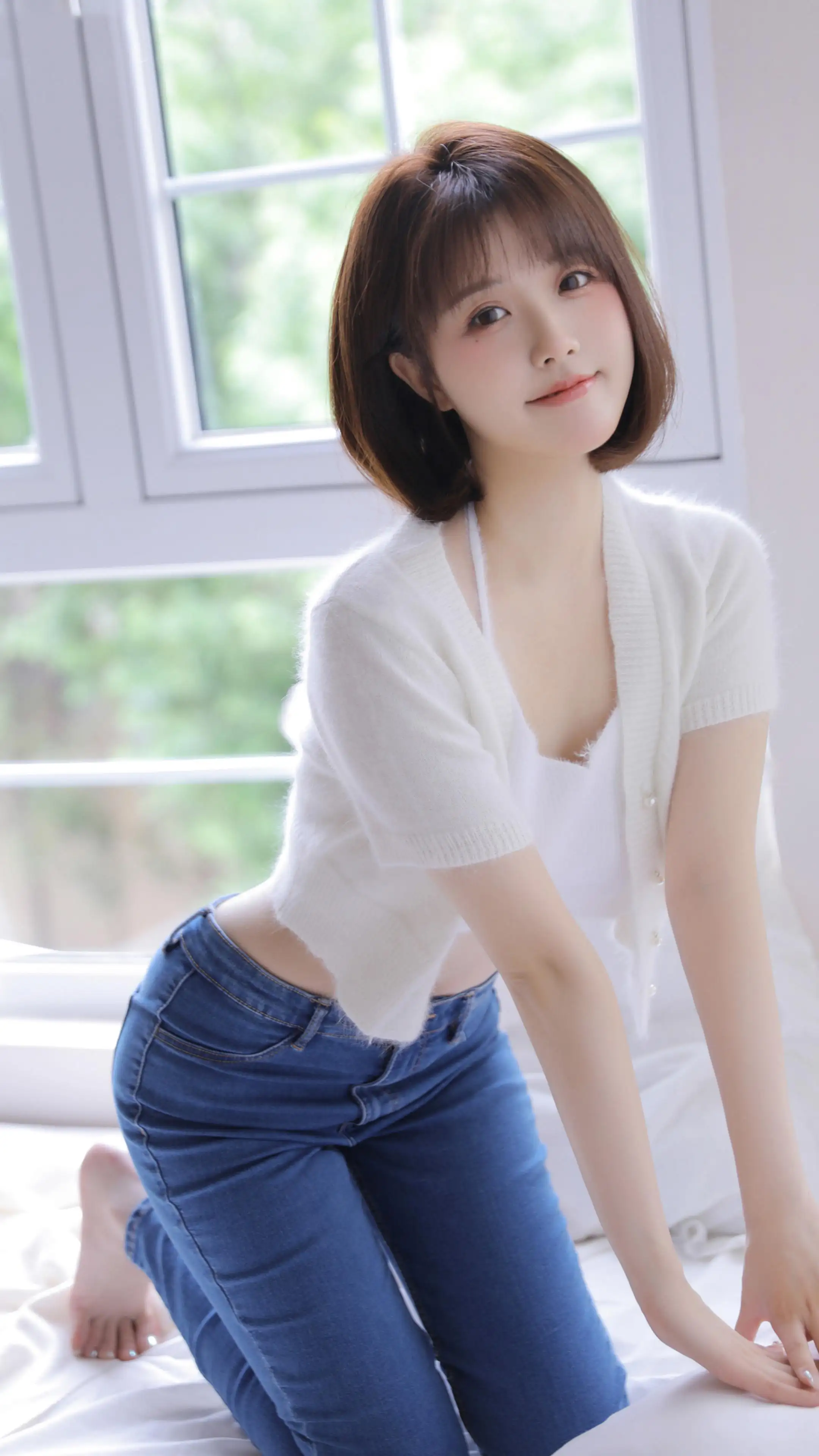 居家 短发 白色毛衣 蓝色牛仔裤 美女