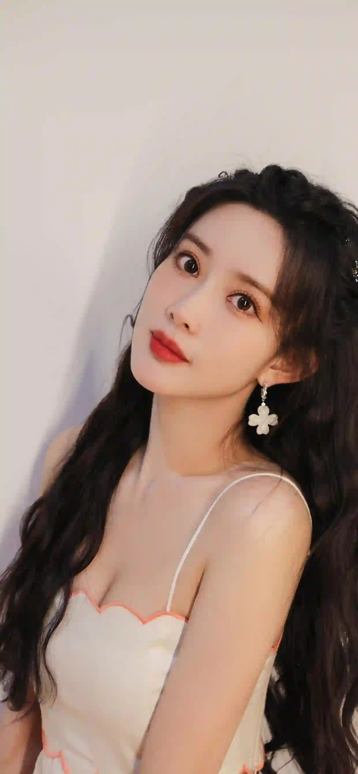 明星美女 白色吊带 花朵耳环 优雅气质 孟子义