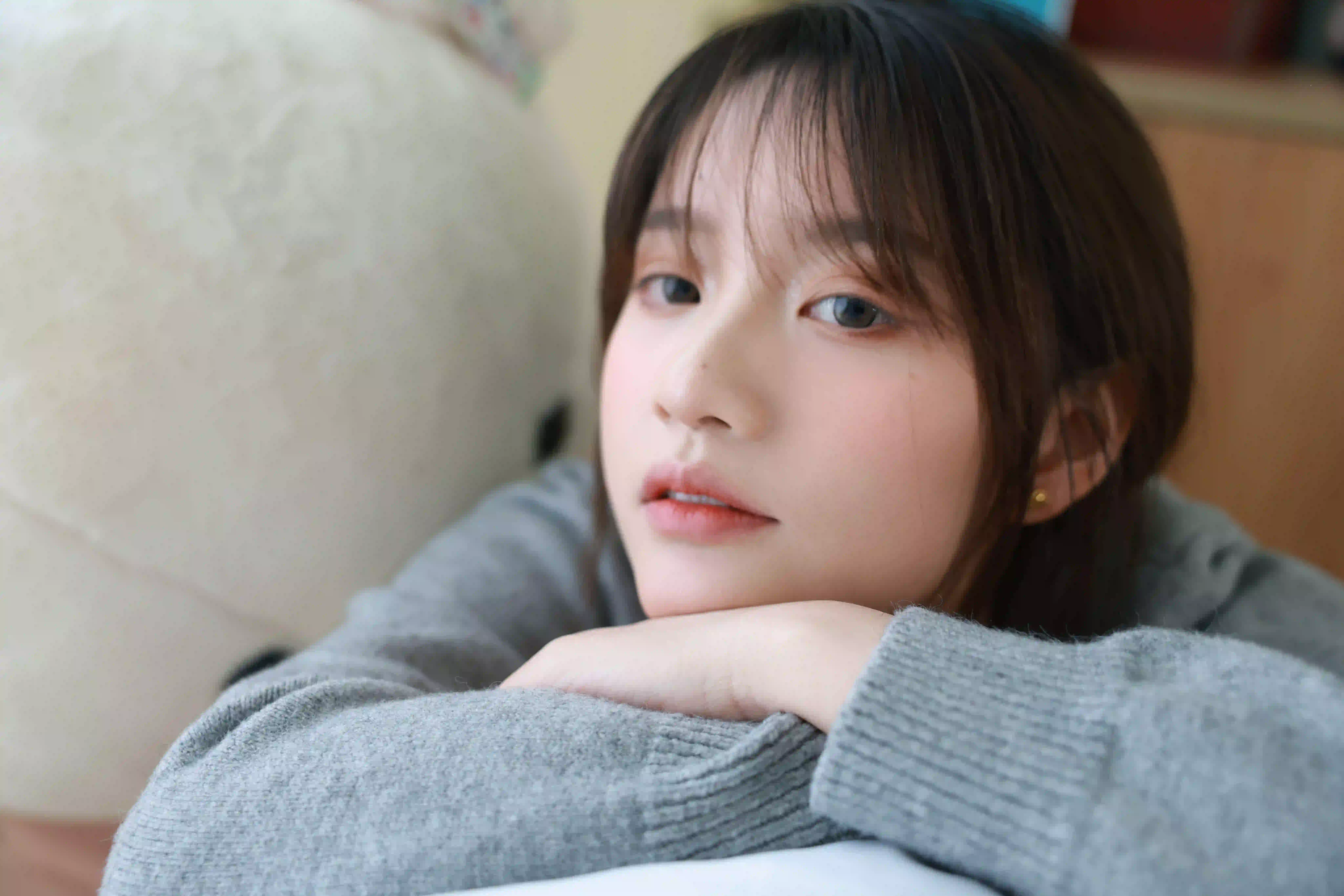 灰色毛线衣服 清纯美女 居家写真 