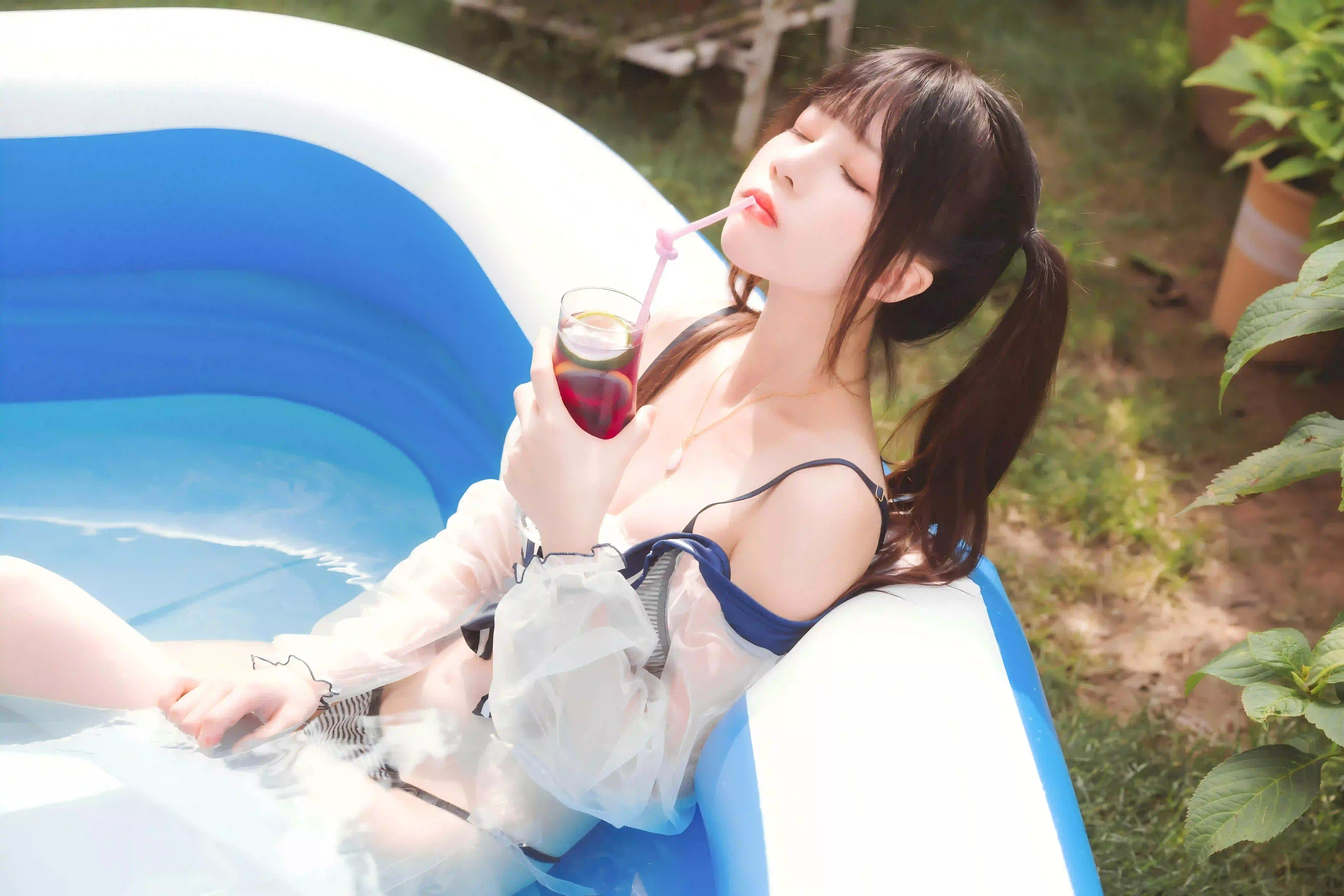 泳池 夏日吊带 吊带美女 性感美女 双马尾女孩 户外写真