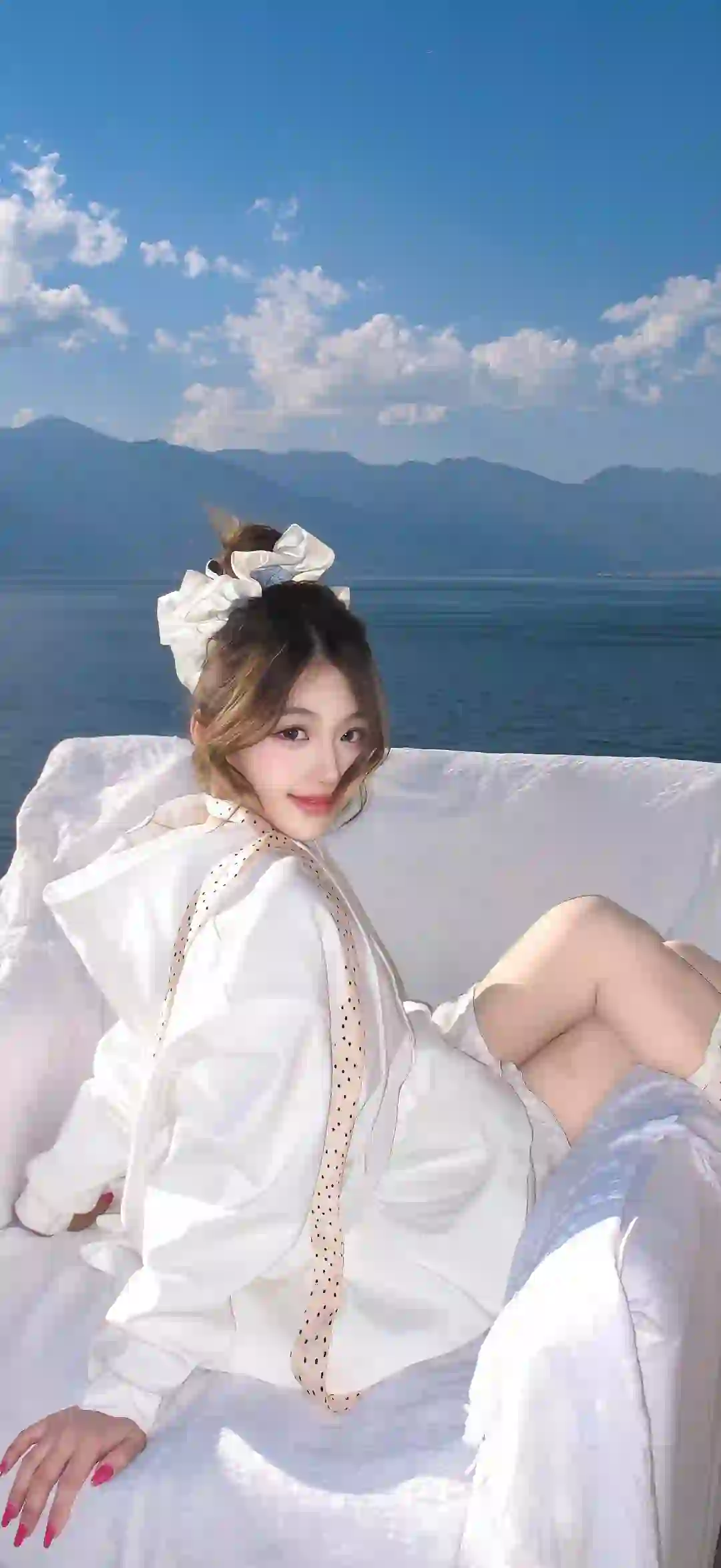 蓝天白云 白色衣服 长发美女 白色头绳