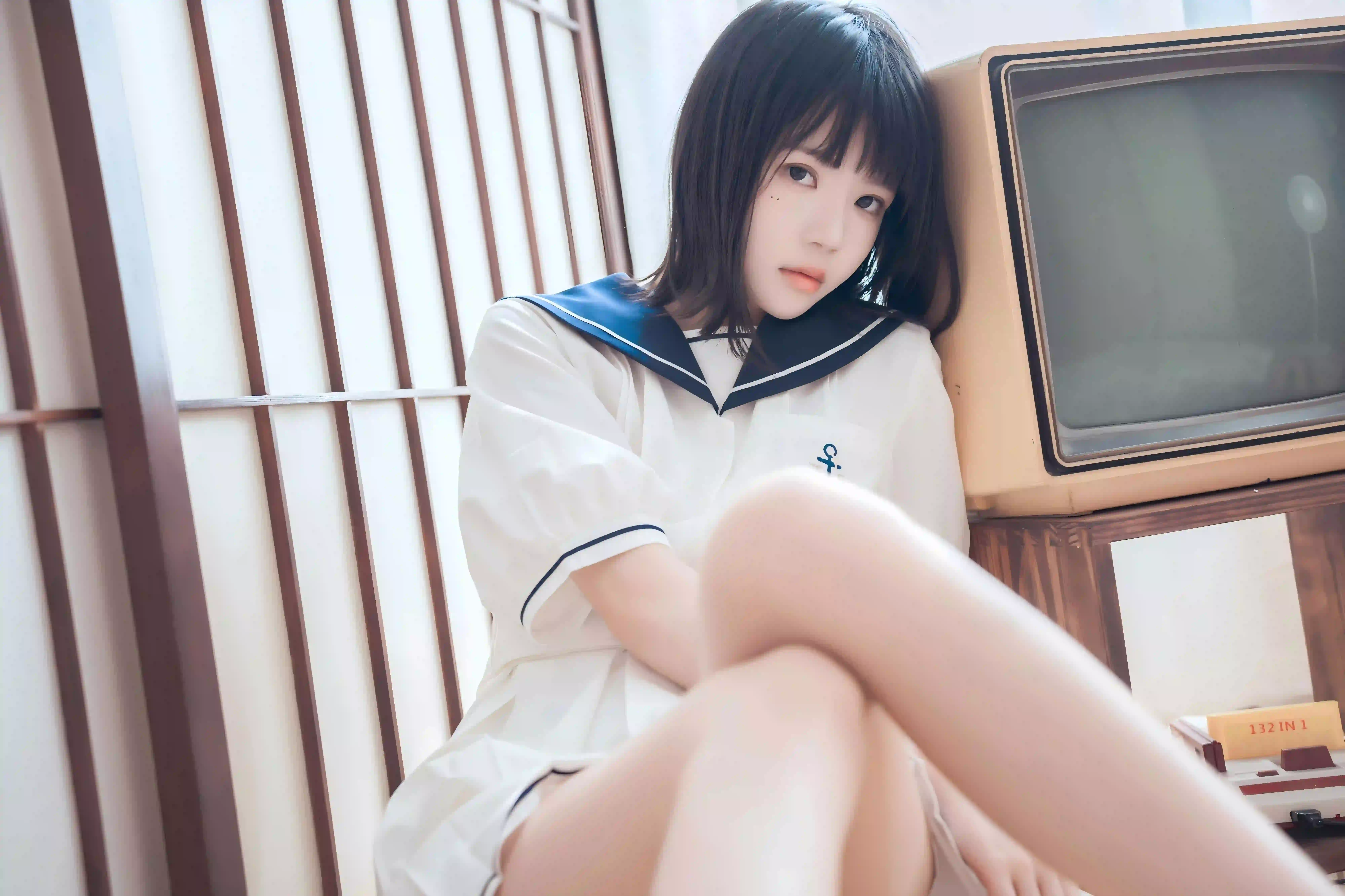 jk美女 长腿女孩 白色衣服 复古电视机