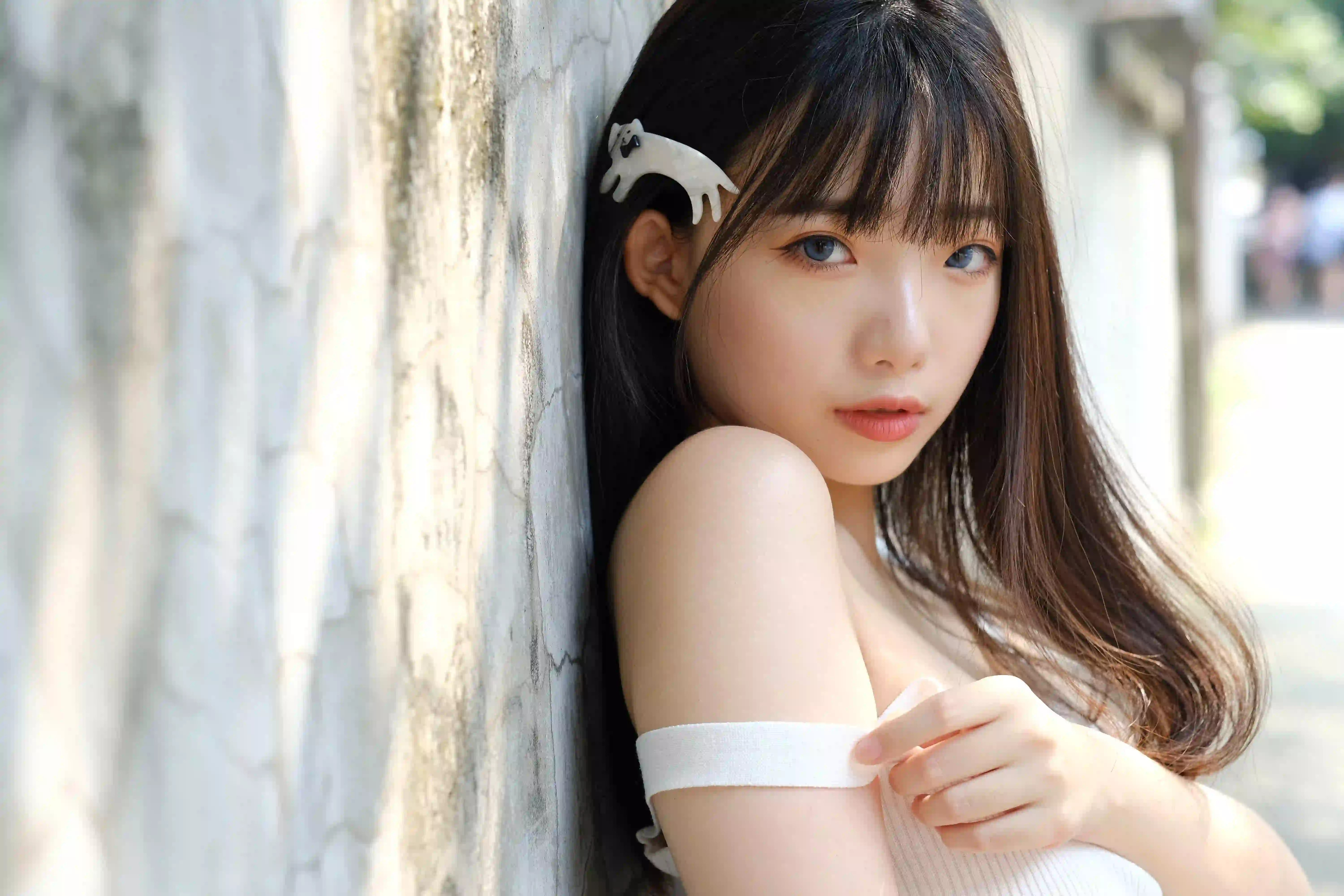 白色衣服 牛仔穿搭 清纯美女 小猫发卡 漏肩 性感