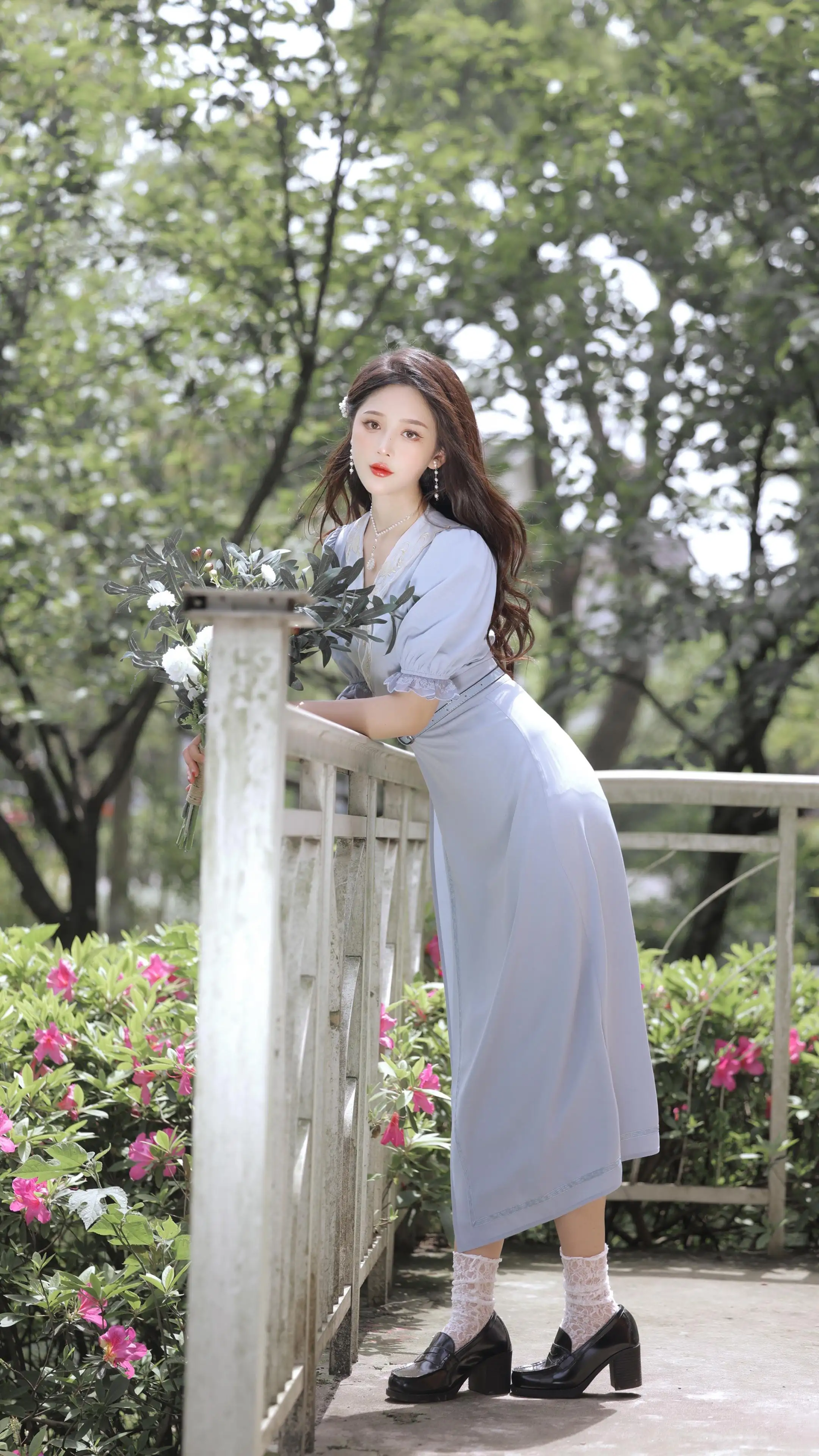 公园 树 花 好看长裙子美女4k