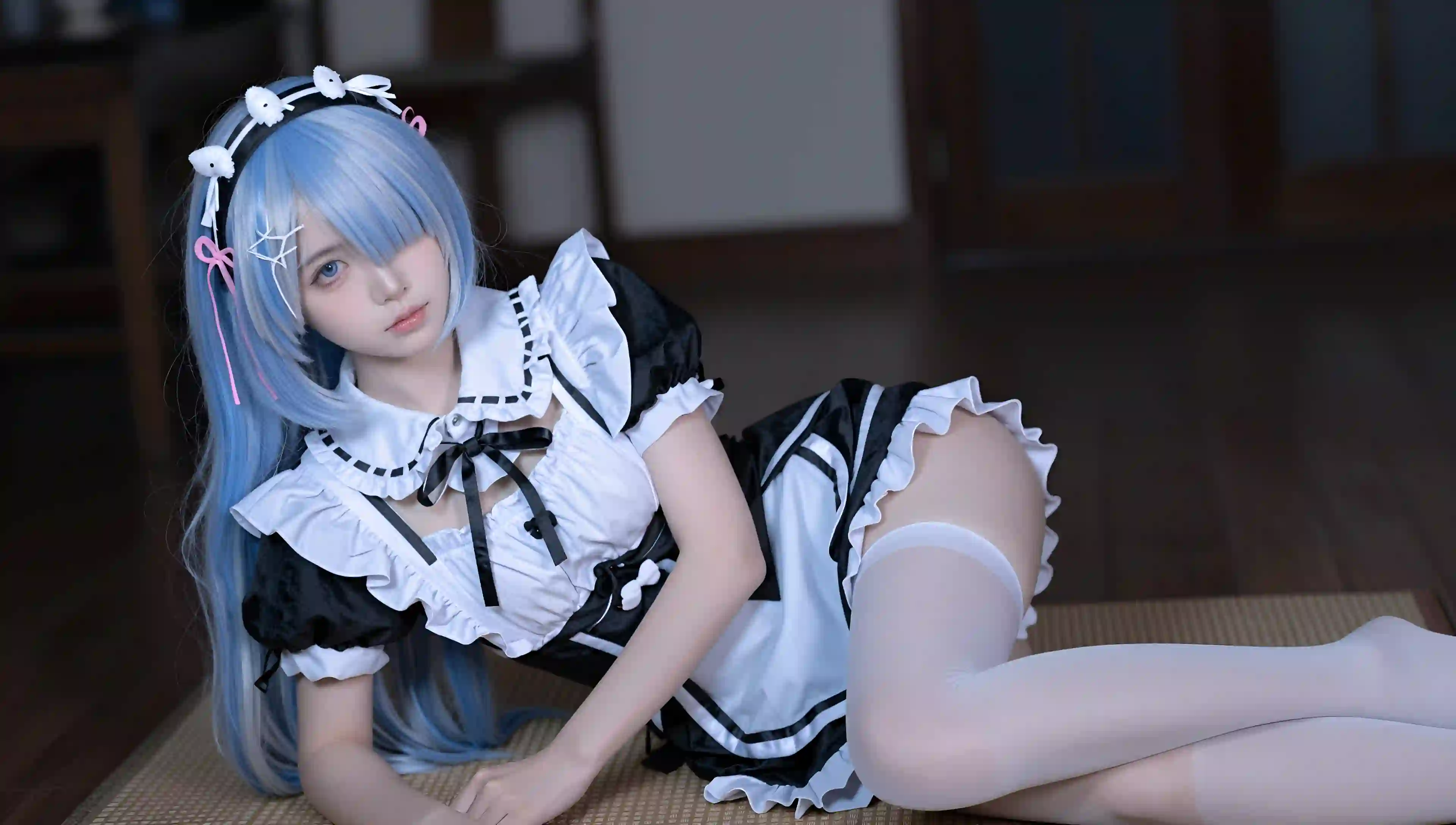 蓝发女仆Cosplay 趴姿室内唯美