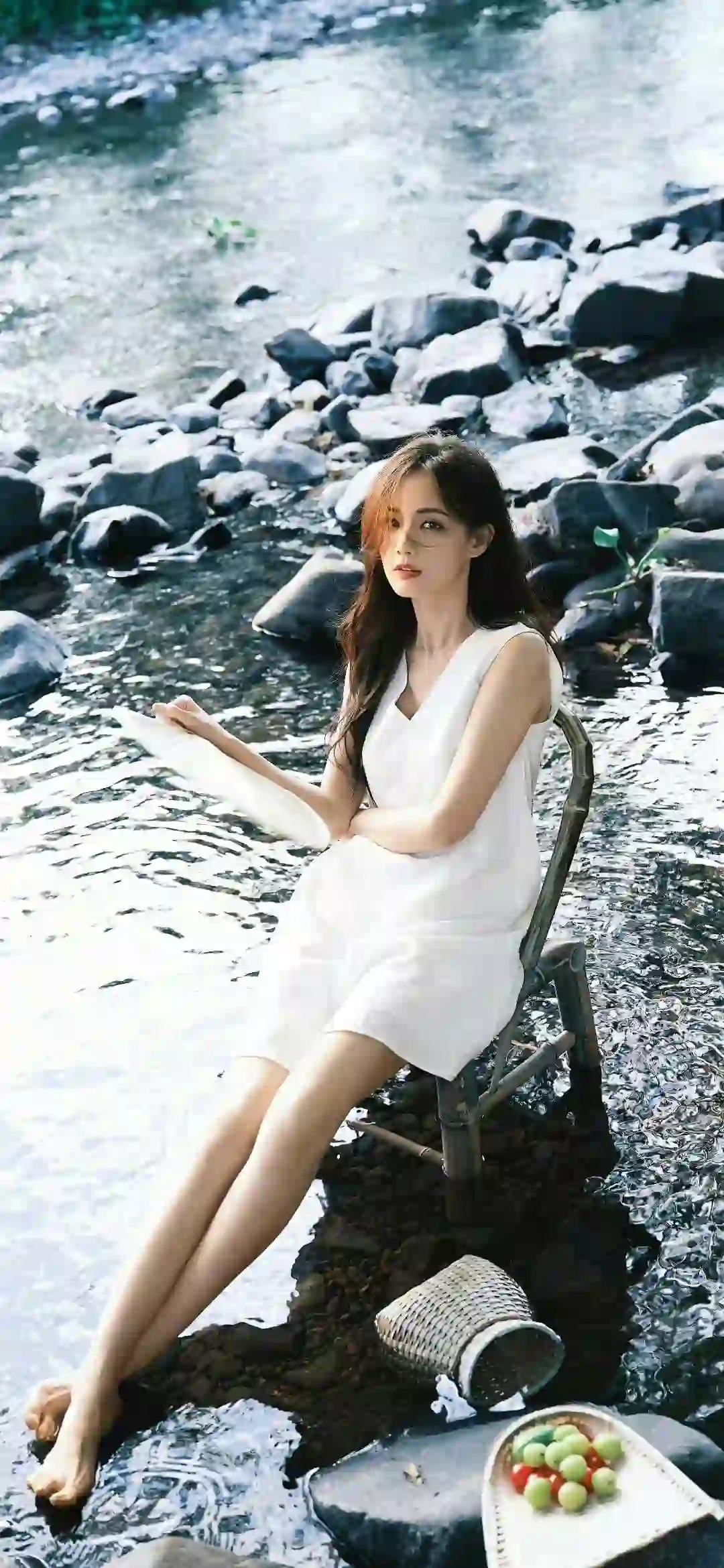 长发美腿 李一桐 户外写真  白色裙子
