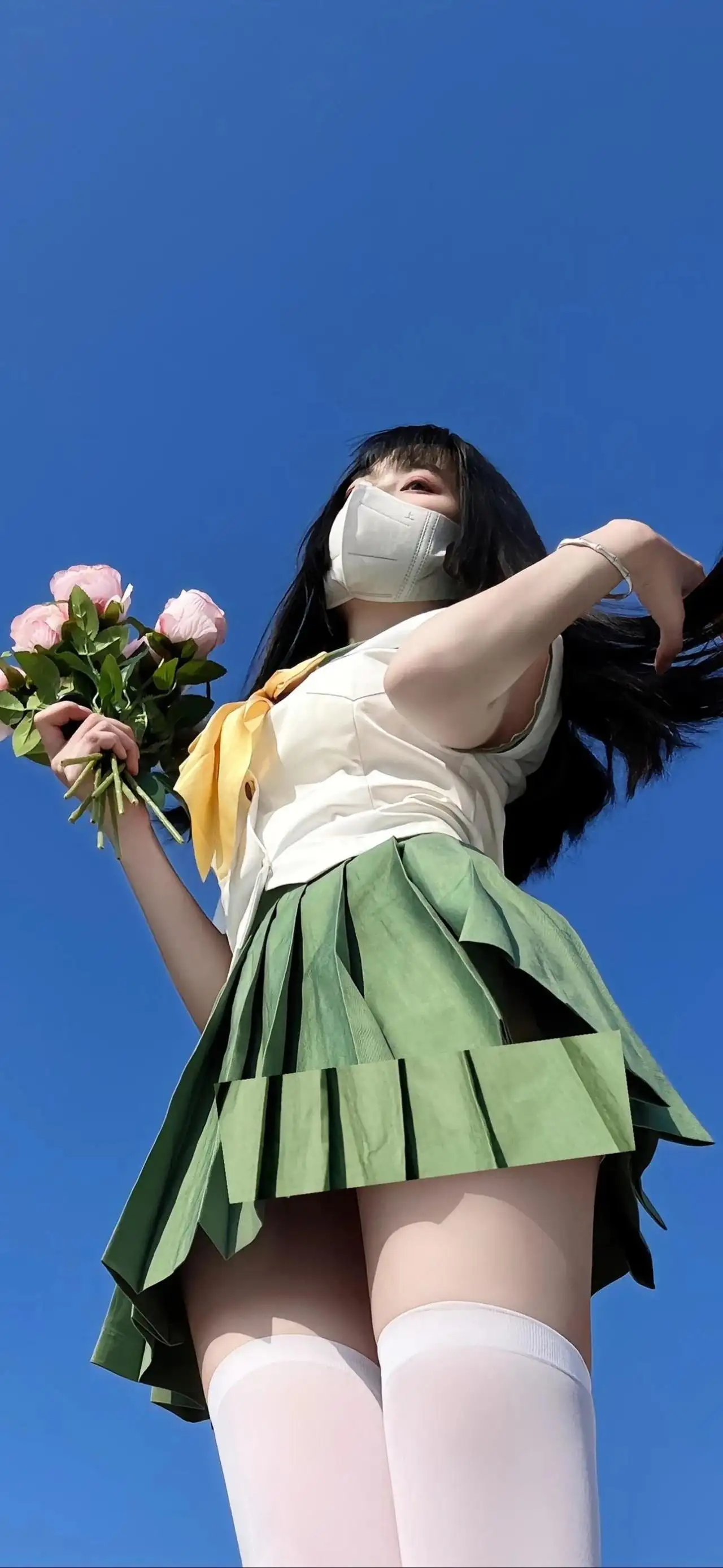 拿着鲜花的jk美女