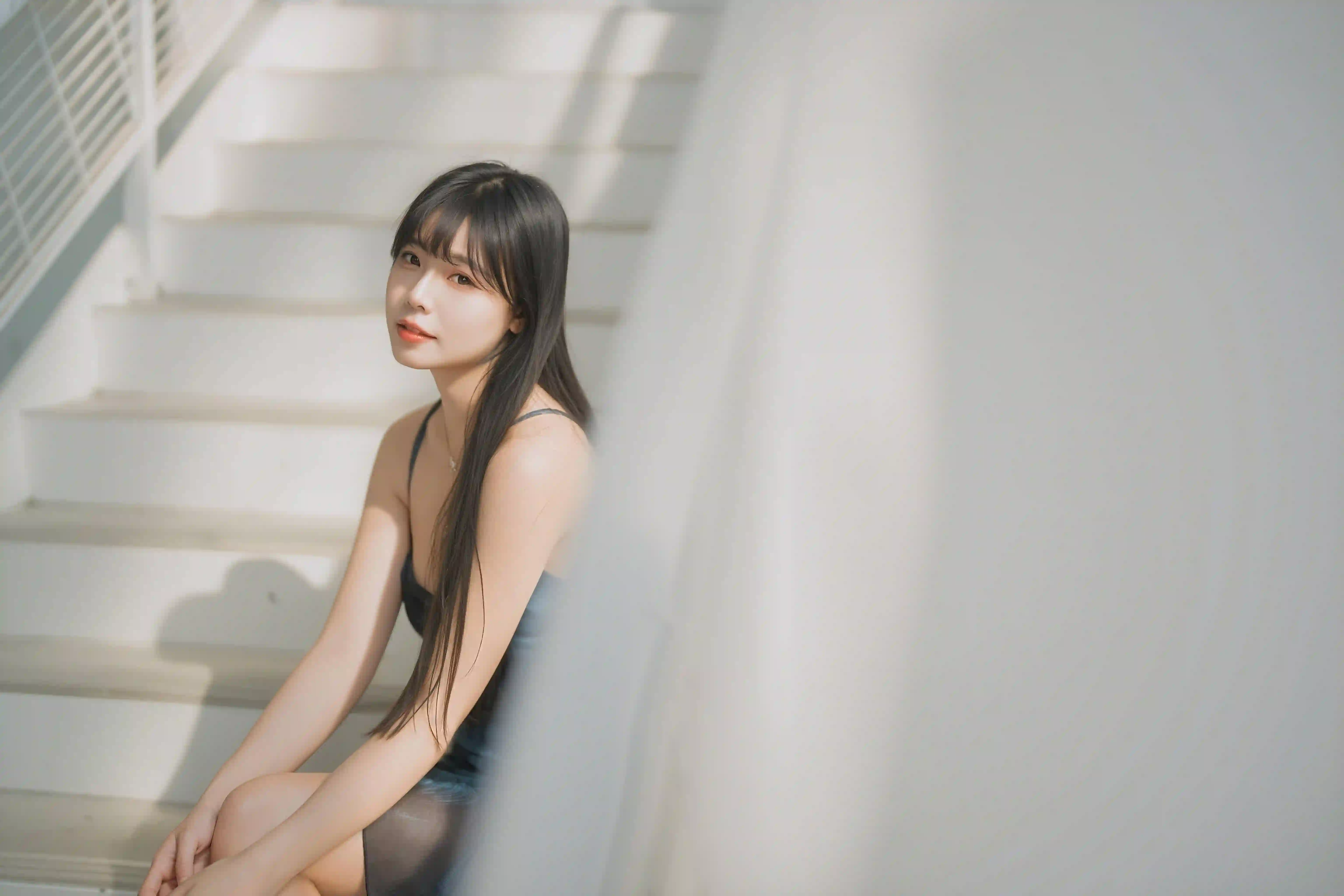 长发美女 户外写真 吊带穿搭 性感