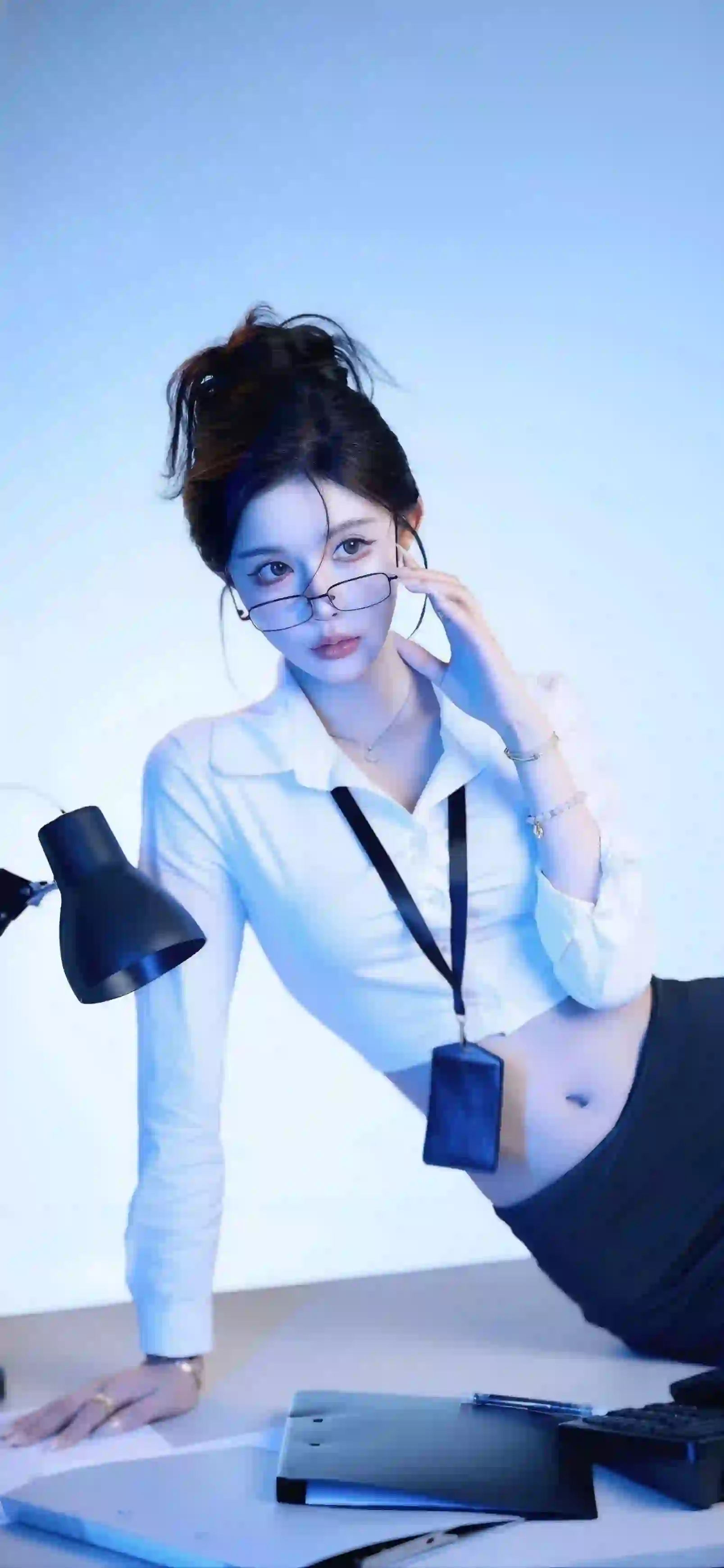 长发性感美女 眼镜 职业穿搭 白色衬衫