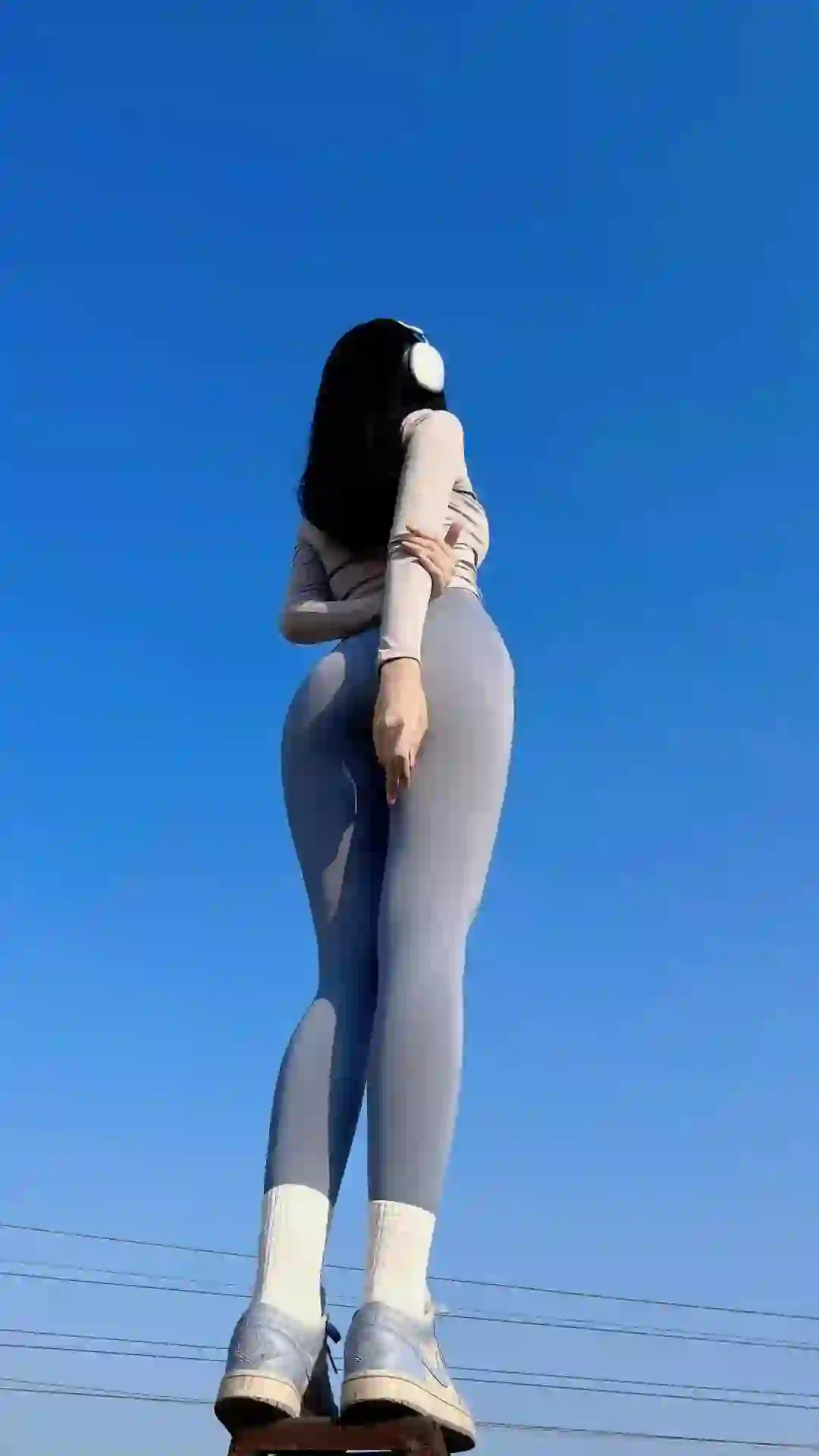 长腿美女 蓝天白云 性感美女 蓝天 瑜伽裤