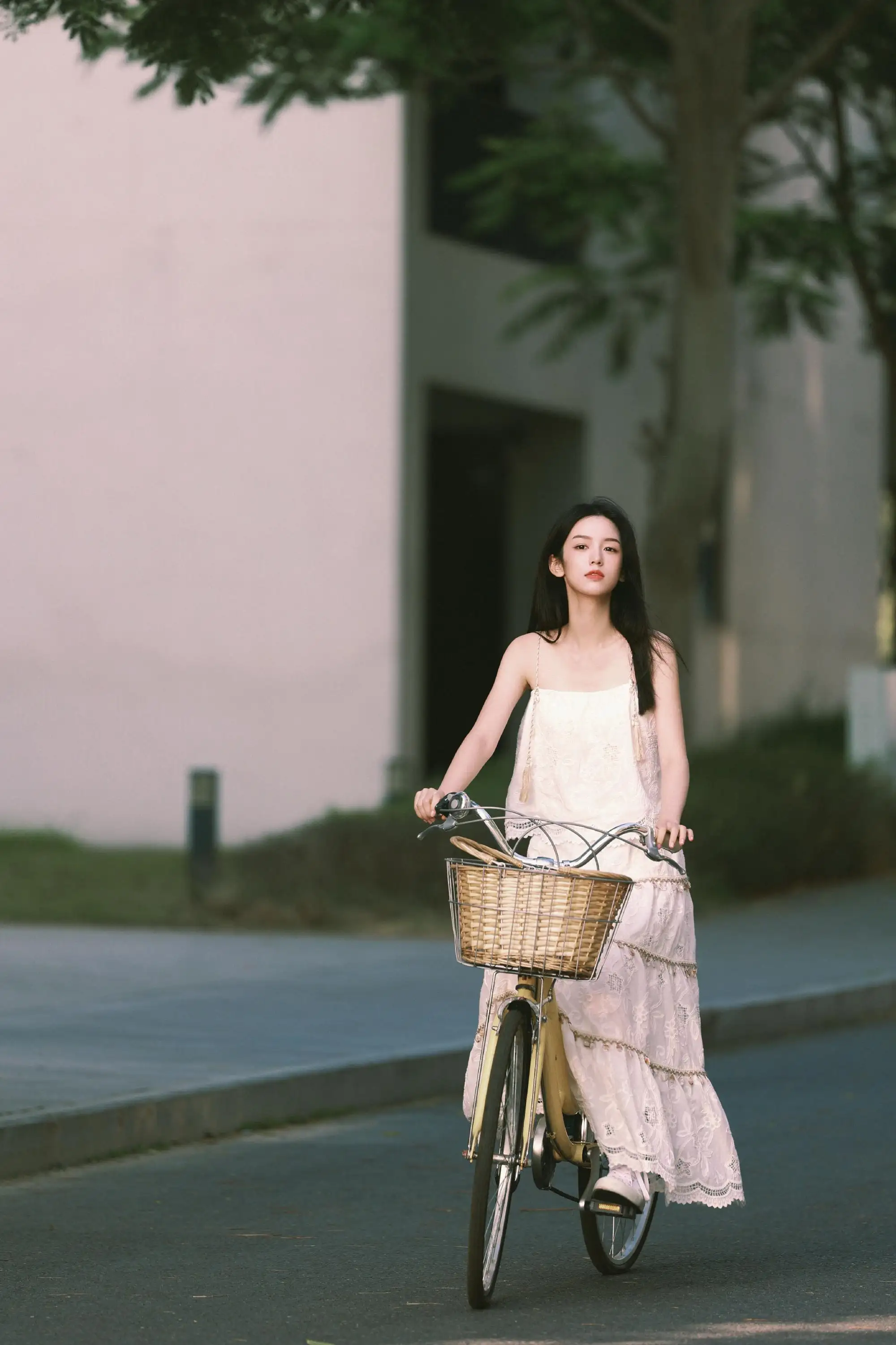 骑单车的长发吊带 白裙美女 周也