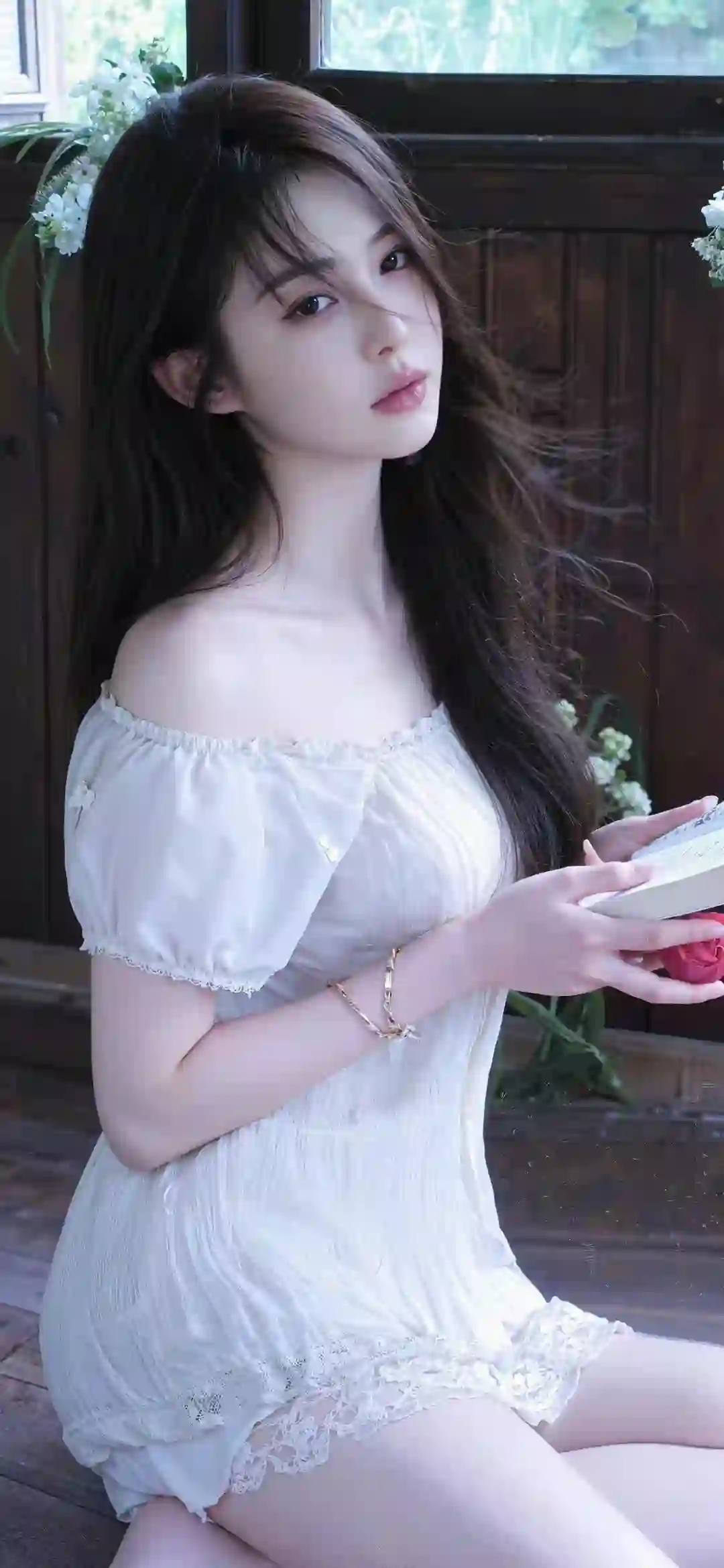 长发美女 清纯美女 长腿美女 居家写真 抹胸穿搭 白色短裙美女