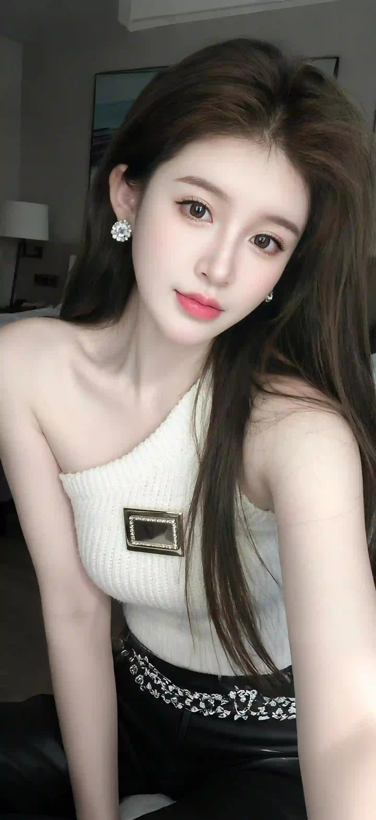 长发美女 耳环 毛线上衣 御姐 性感 露肩