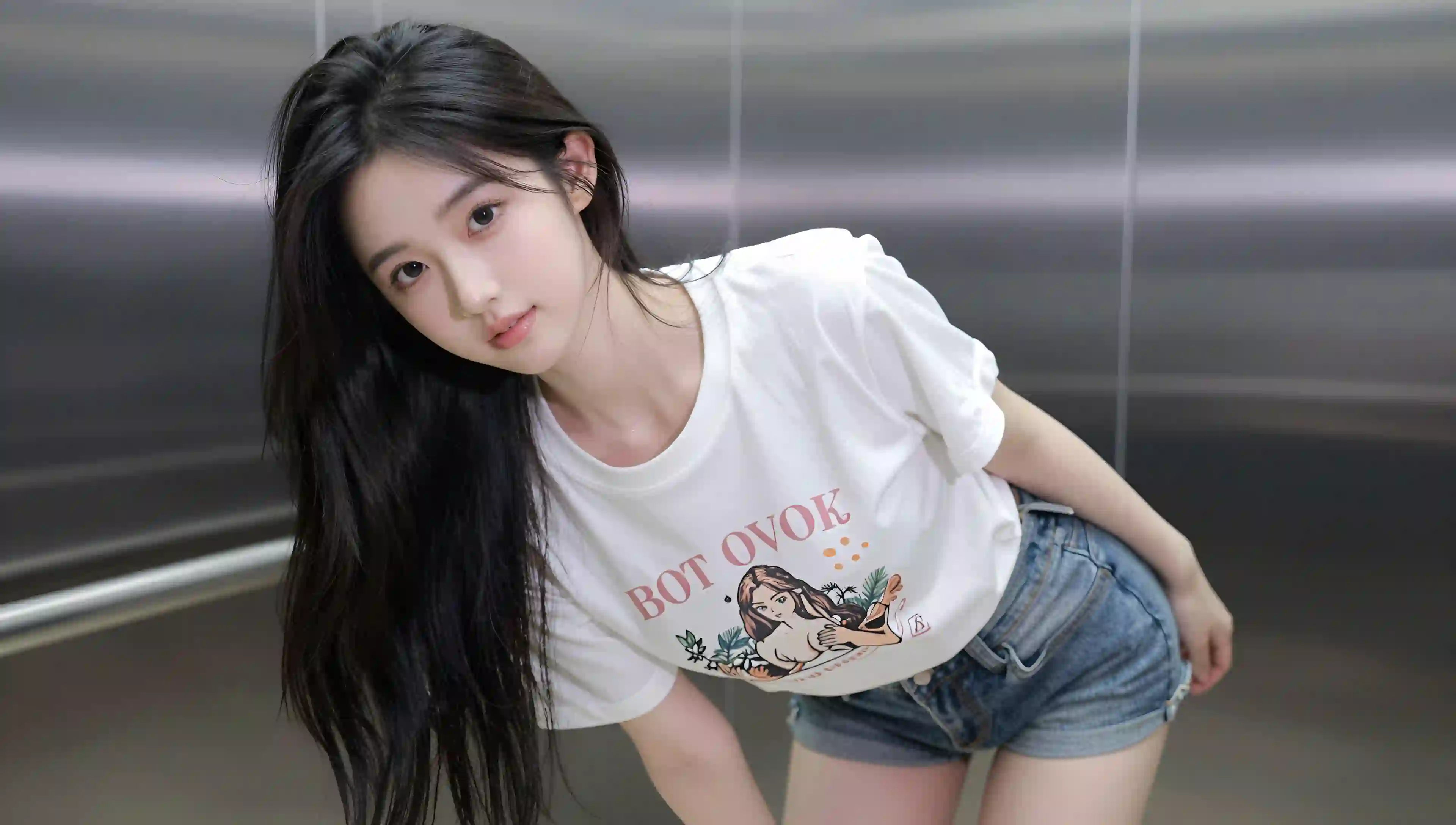 长发清纯美女 白色T恤 电梯