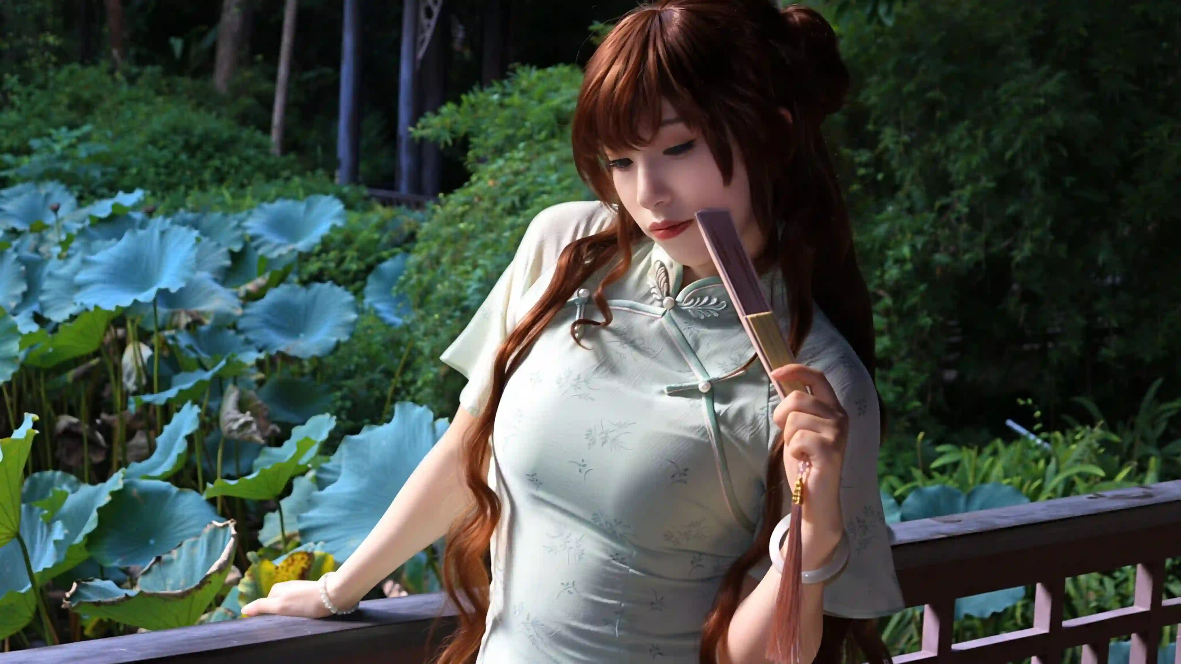 古风旗袍美女 折扇 荷塘 汉服 写真 美女壁纸