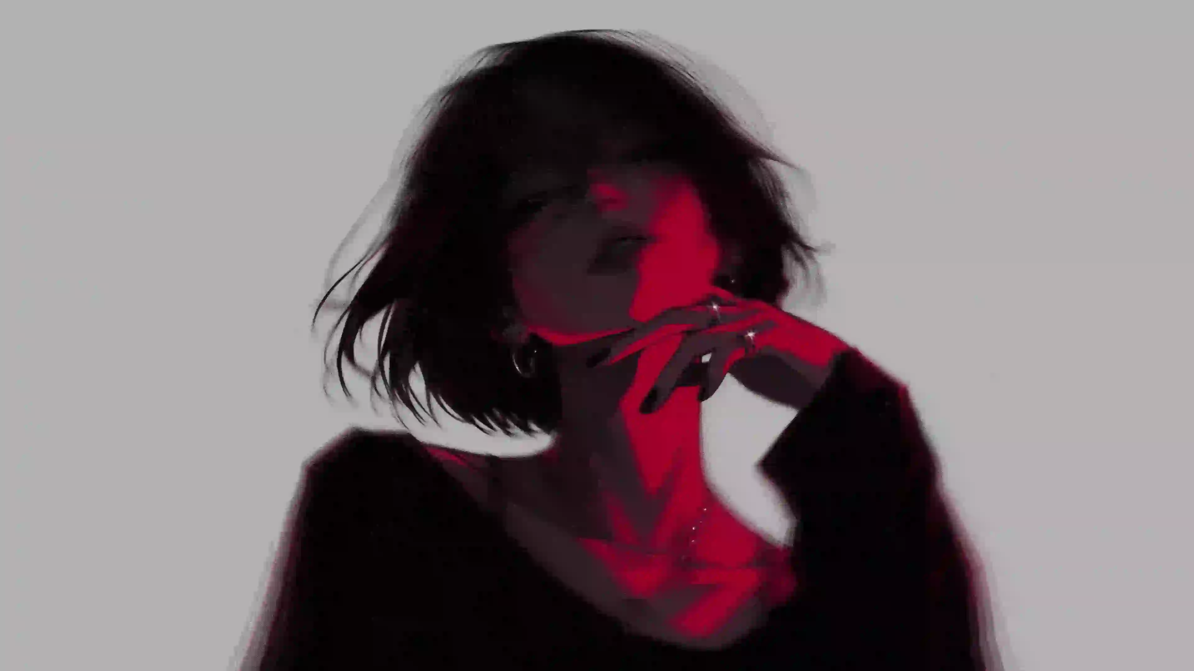 短发气势美女 黑红风格 简单灰色背景