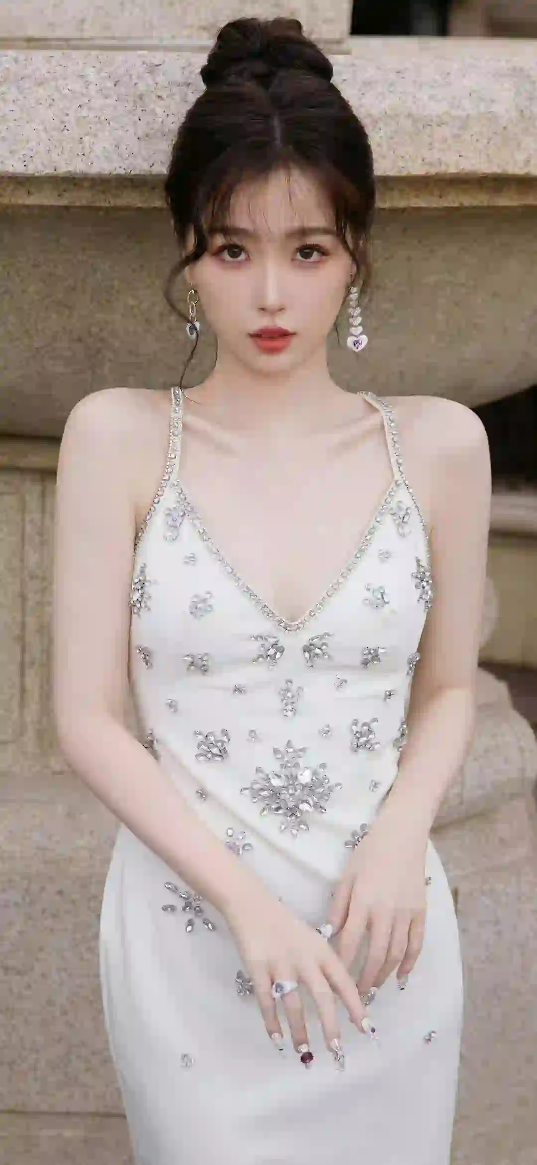 虞书欣 性感美女 白色吊带长裙