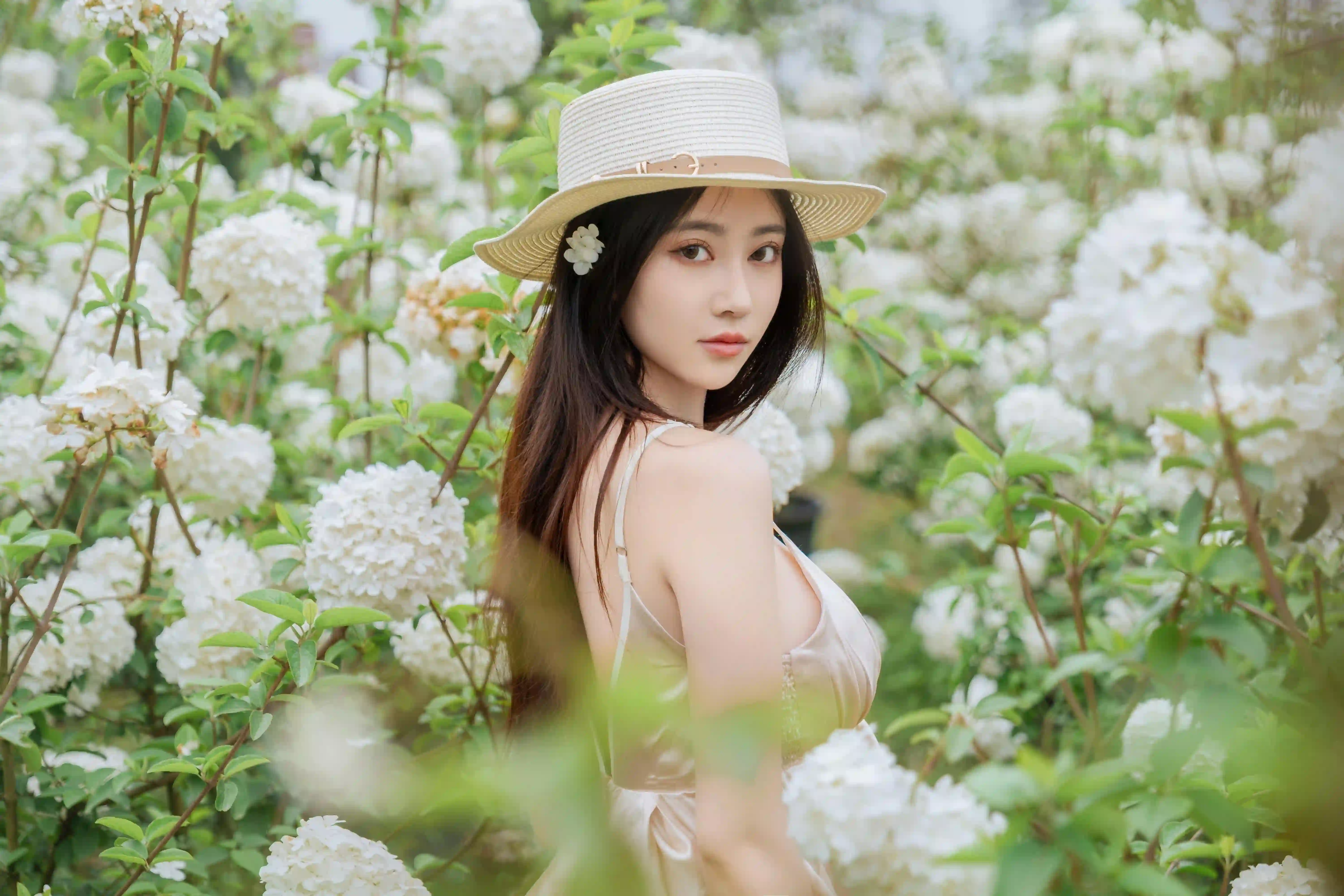 长发清纯美女 白色裙子 白色花朵 帽子 鲜花包围