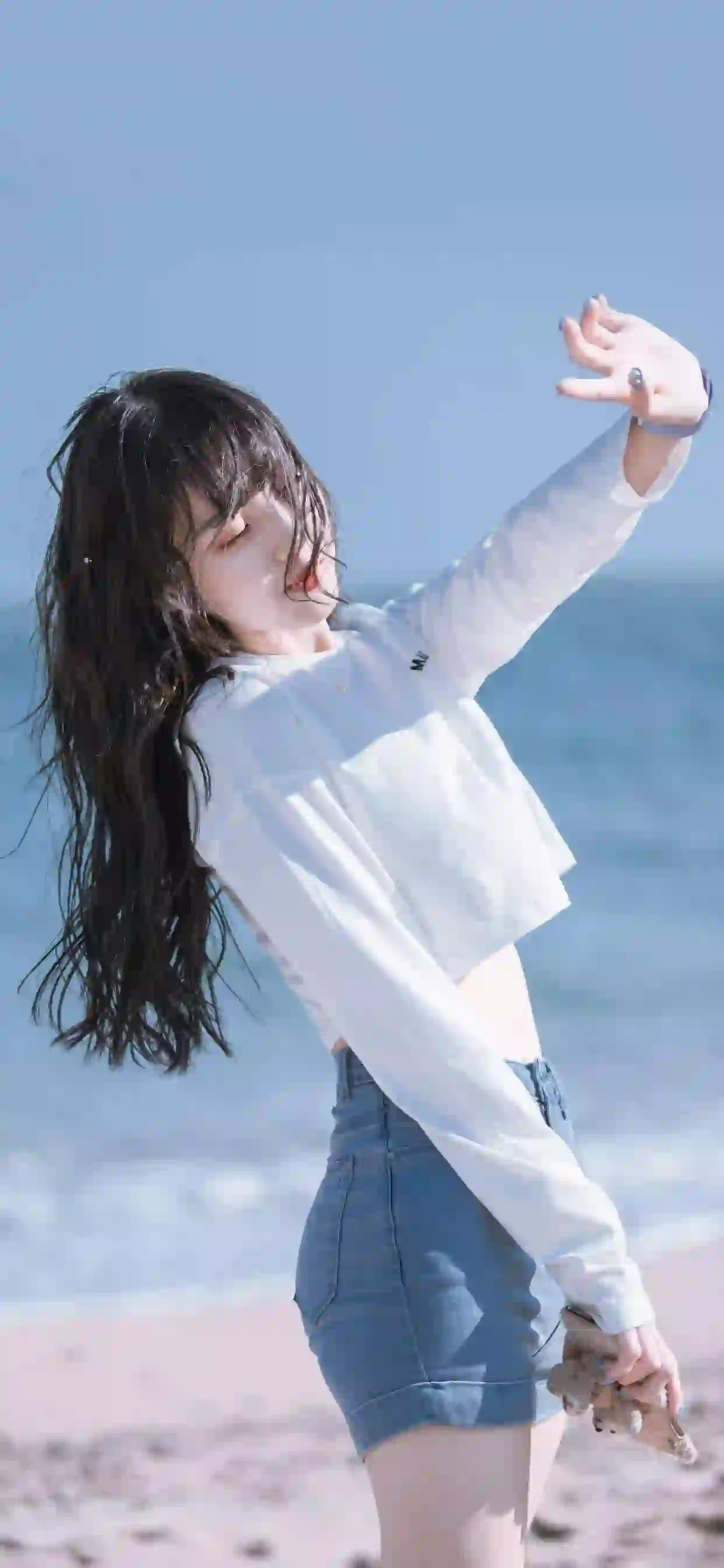 户外 阳光 甜美女孩 闭眼 海