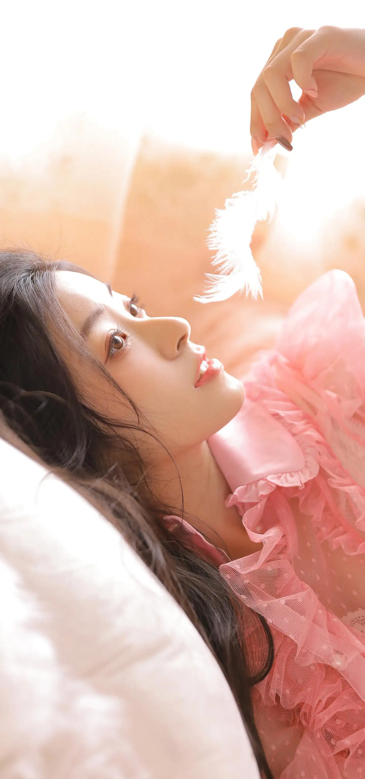 躺在沙发上｜优雅｜休闲惬意｜粉红裙子｜美女