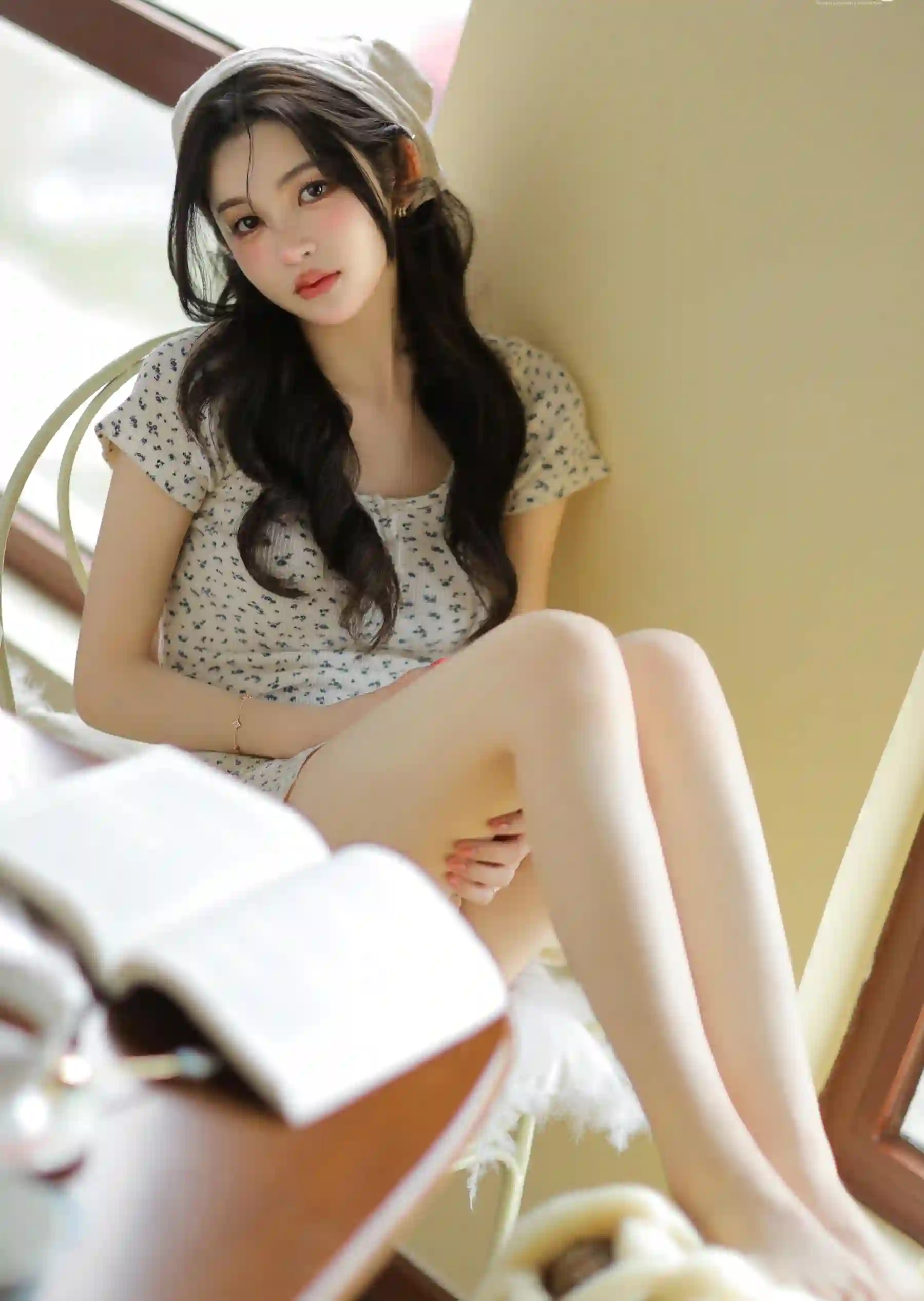 白色帽子 长发女孩 长腿美女 惬意 斑点裙