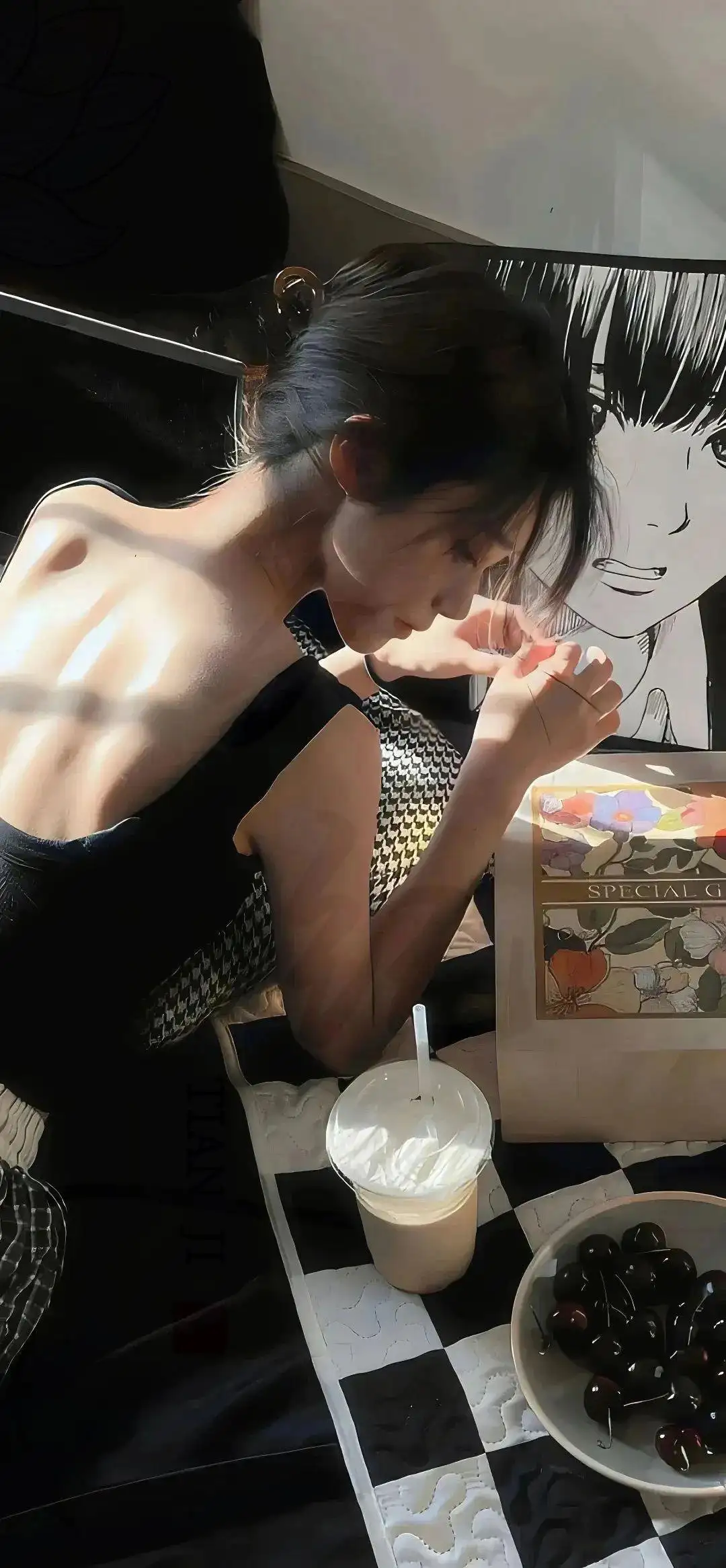 长发露背女孩｜性感美女