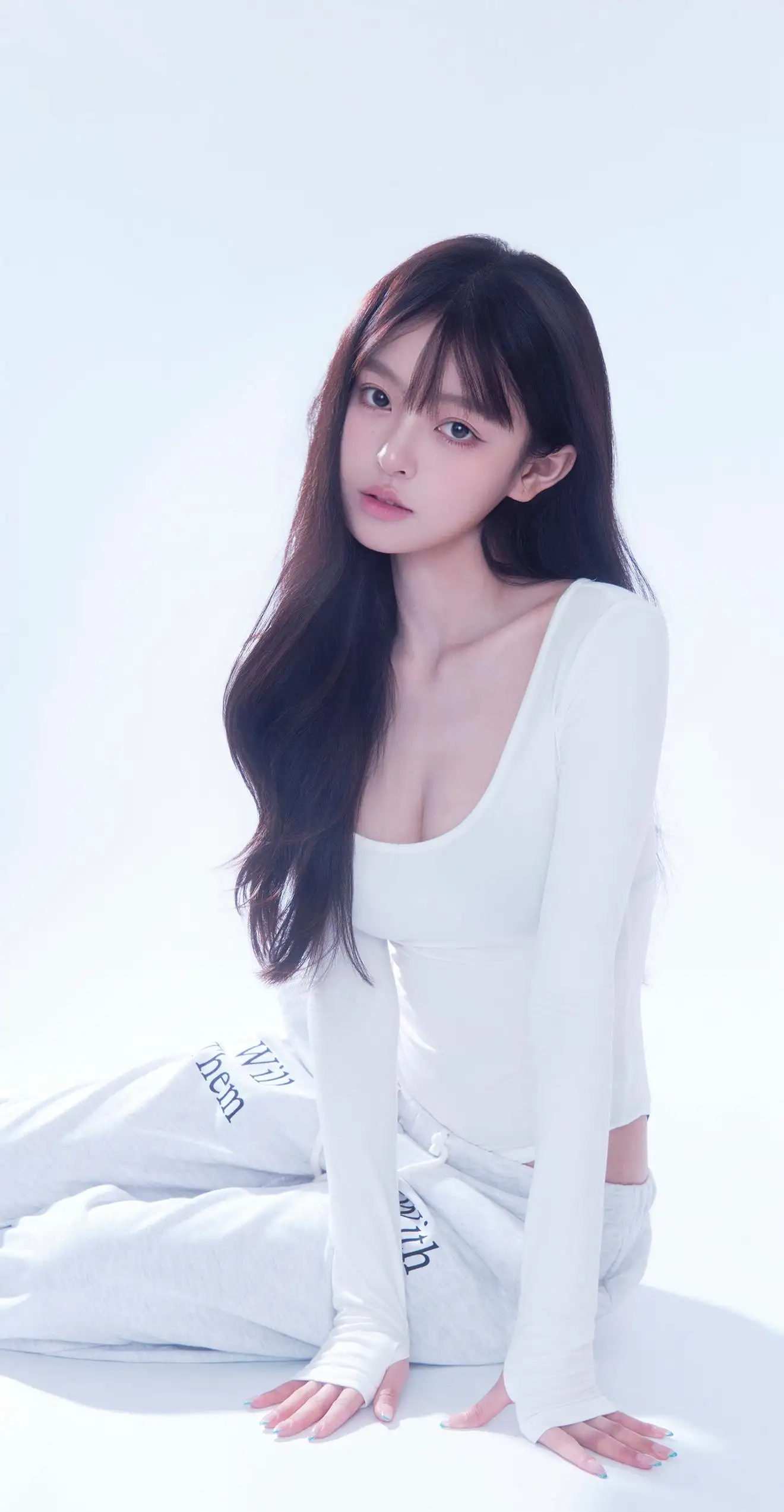 慵懒随性风穿搭！紧身衣配休闲裤的长发美女写真
