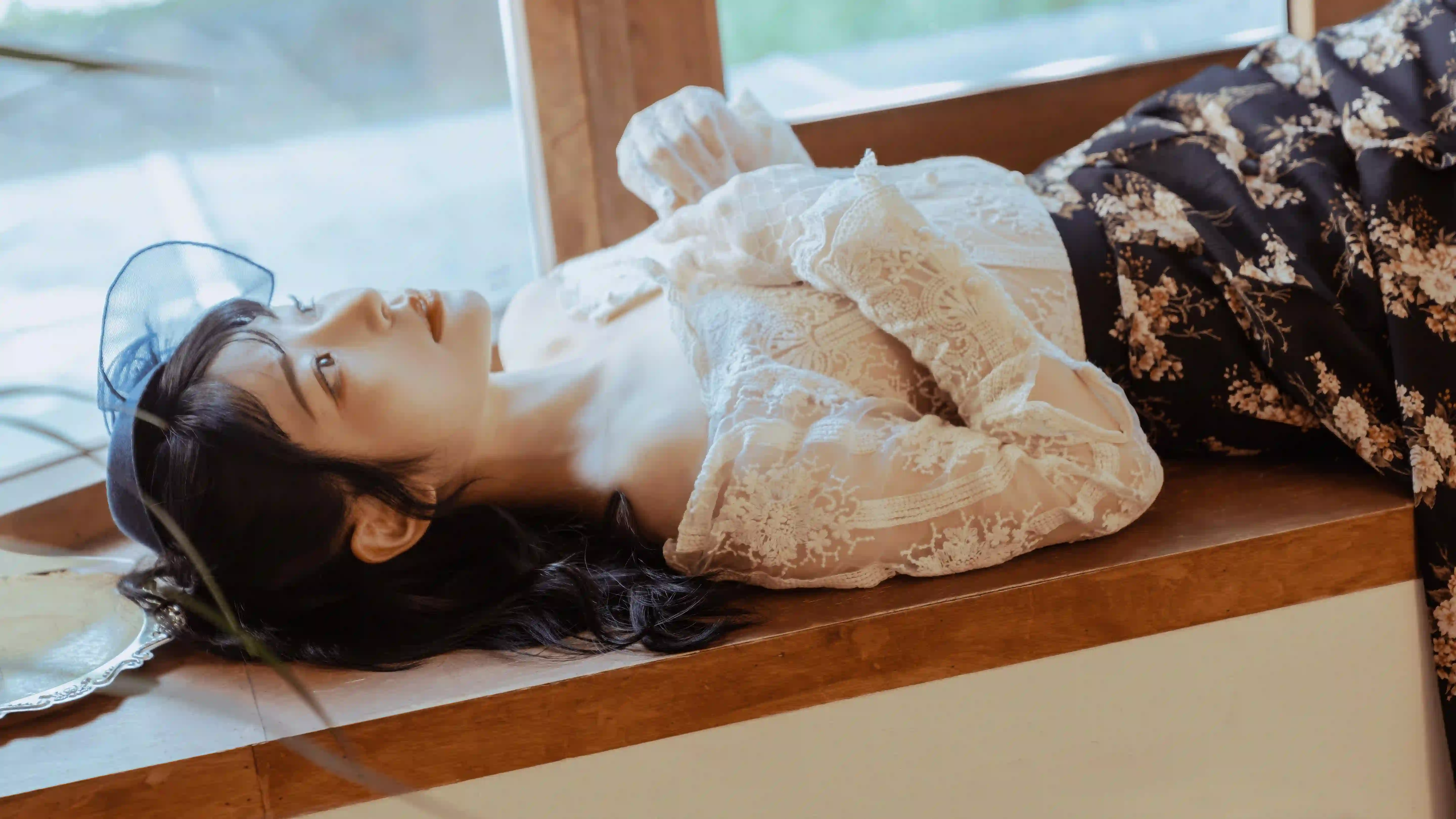 长发性感美女 居家写真 白色薄纱上衣 黑色裙子 躺着
