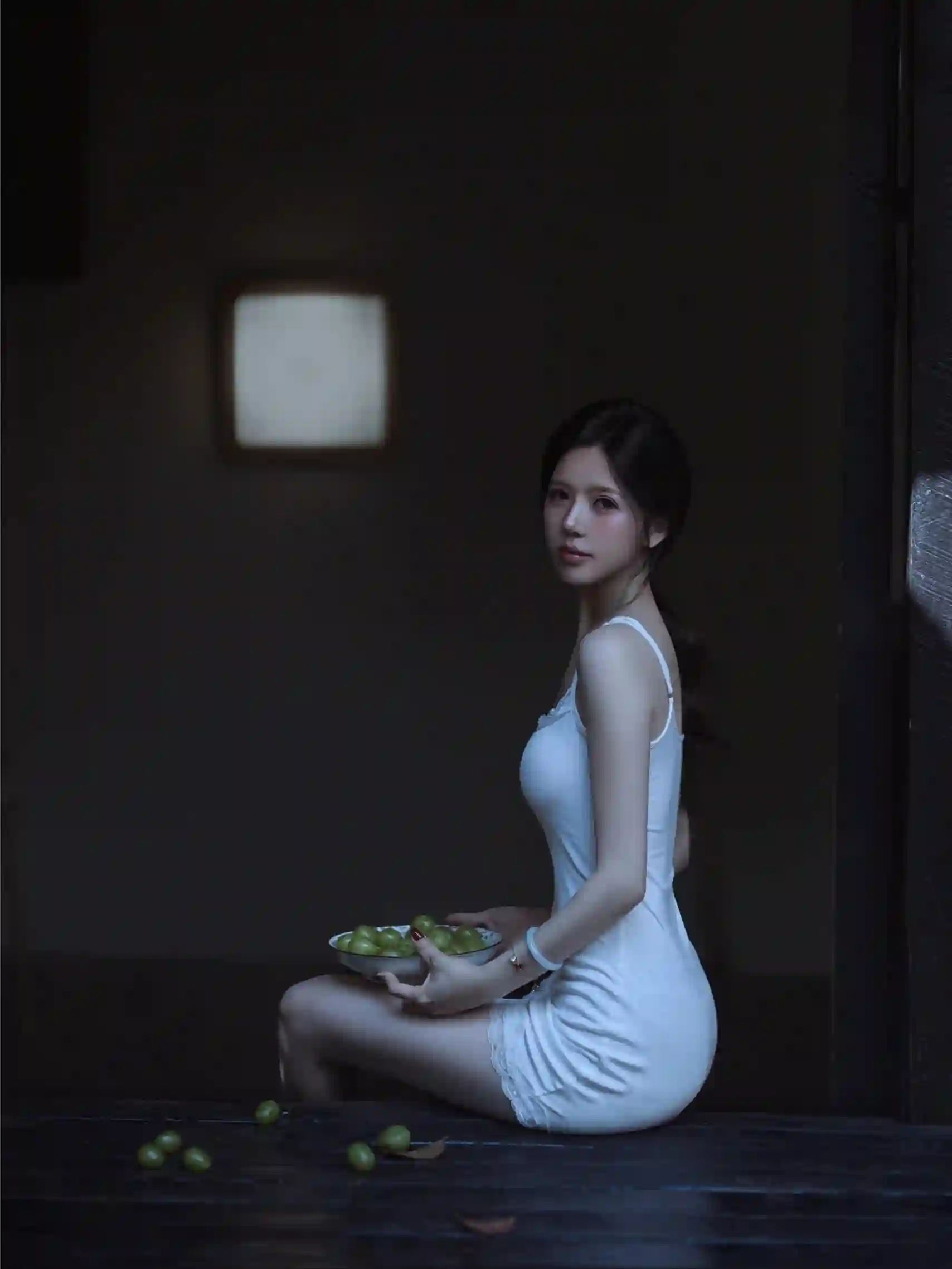 白色吊带裙 长腿美女 长裙美女 性感美女 居家写真
