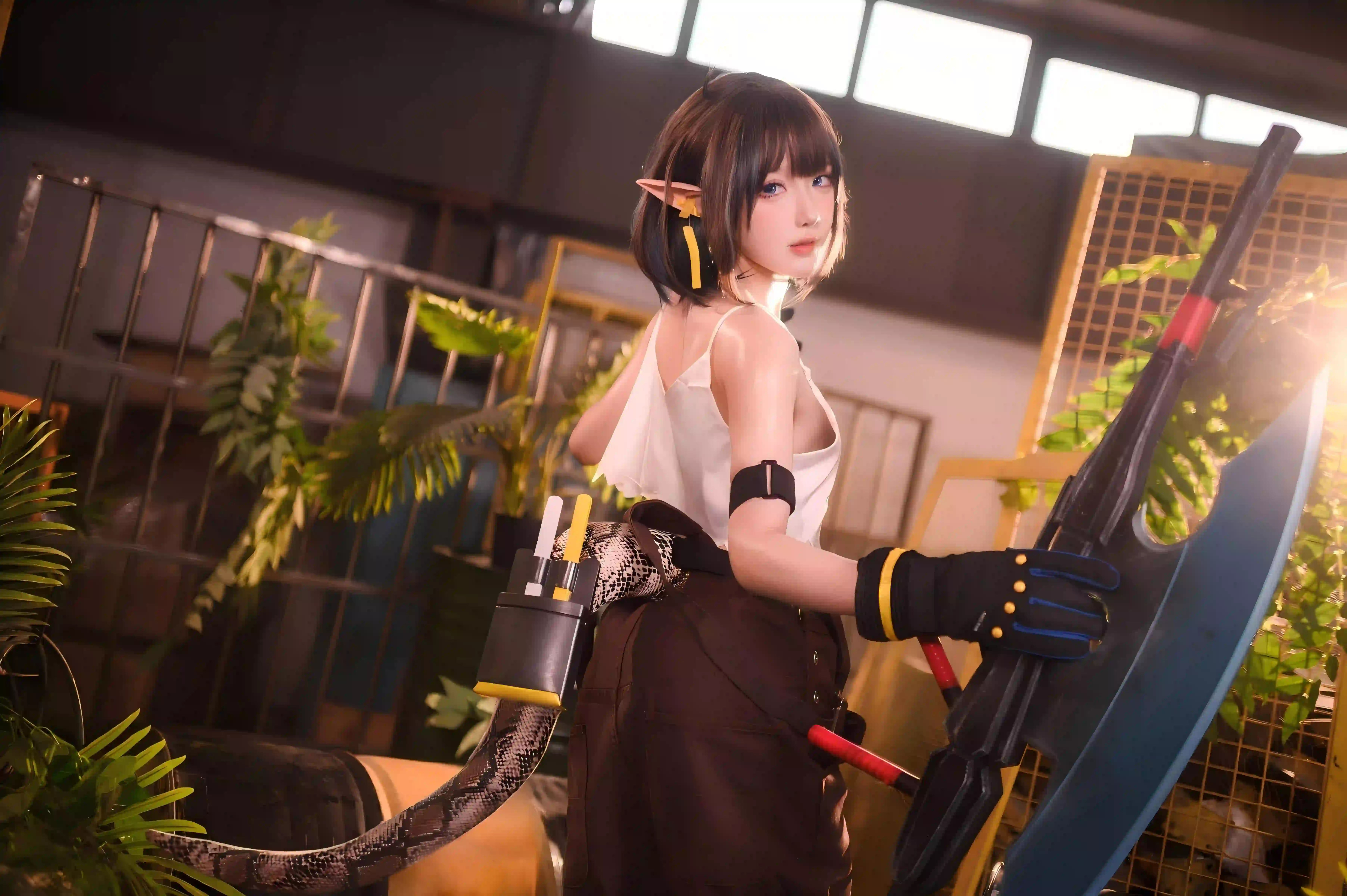 精灵耳朵 短发美女 吊带 性感 cos 武器
