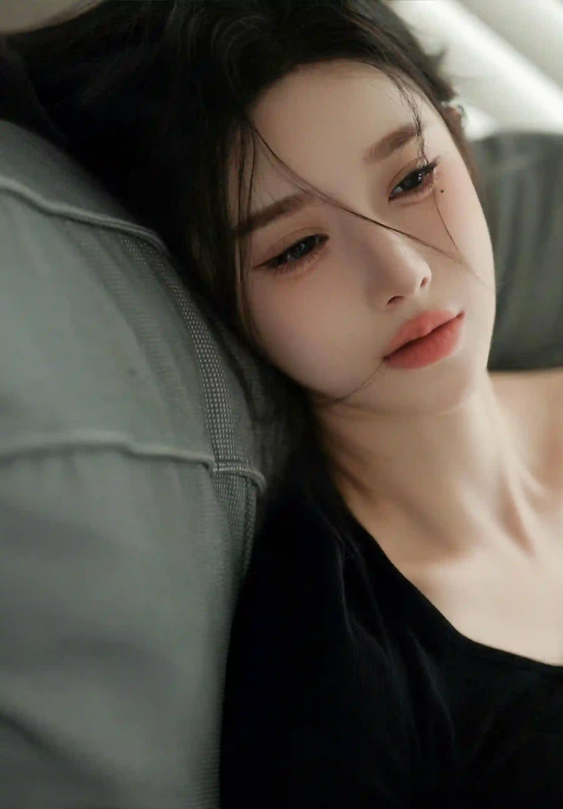 长发美女 黑色衣服 慵懒 沙发上的长发慵懒美女