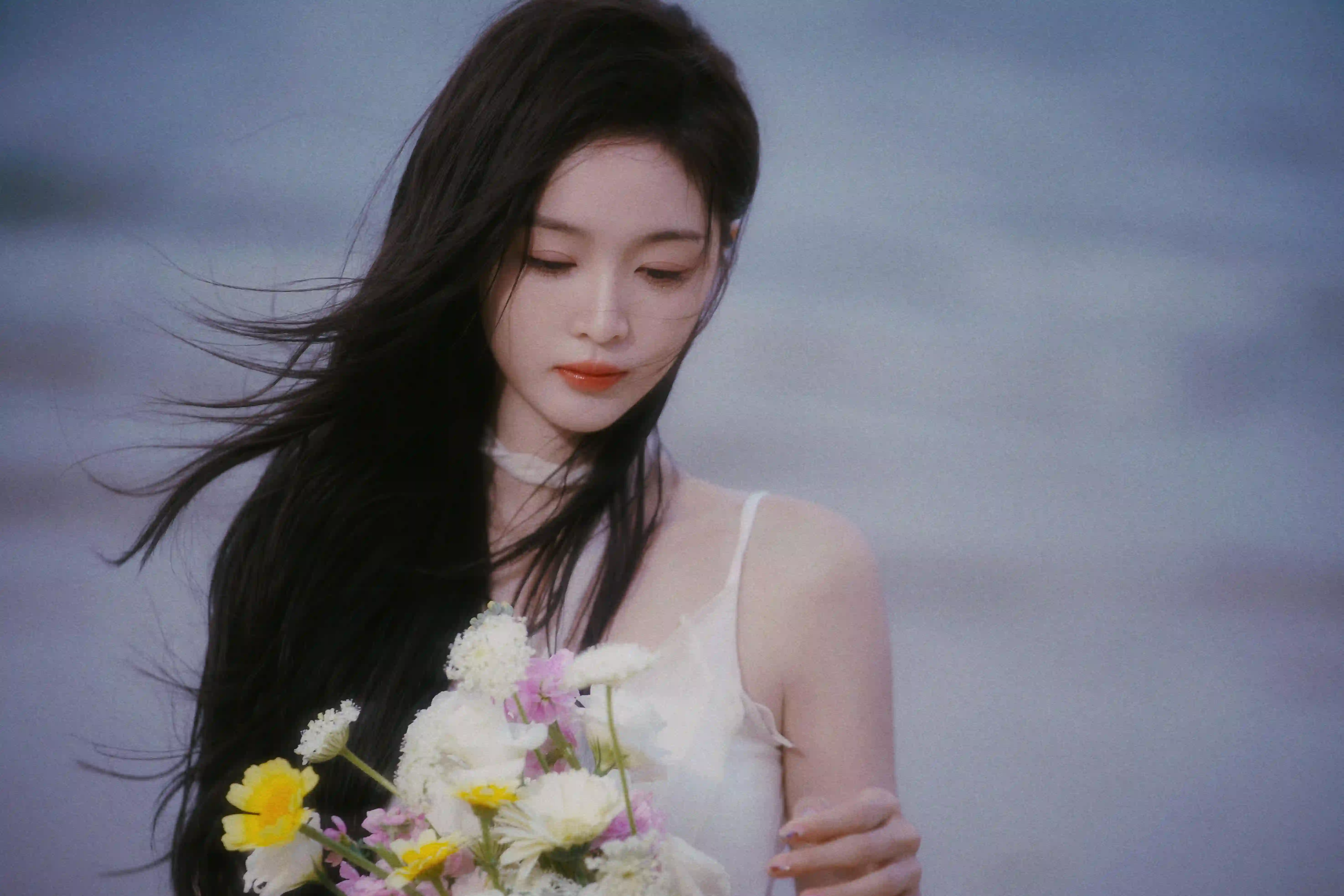 明星 吴宣仪 可爱女孩  手捧鲜花的长发性感美女 白色吊带裙