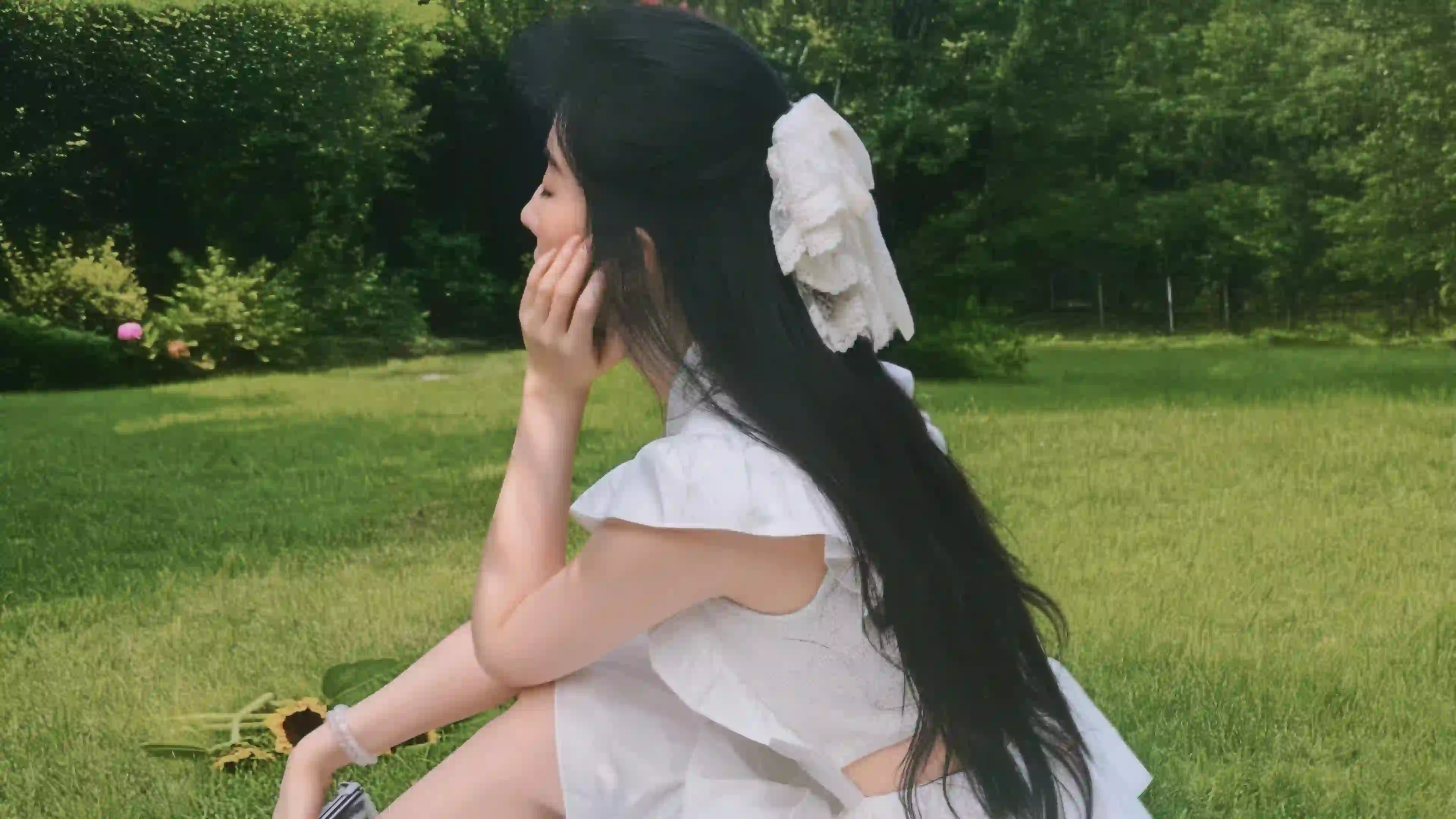 刘亦菲 公园 绿草地 长发美女 侧脸 女神