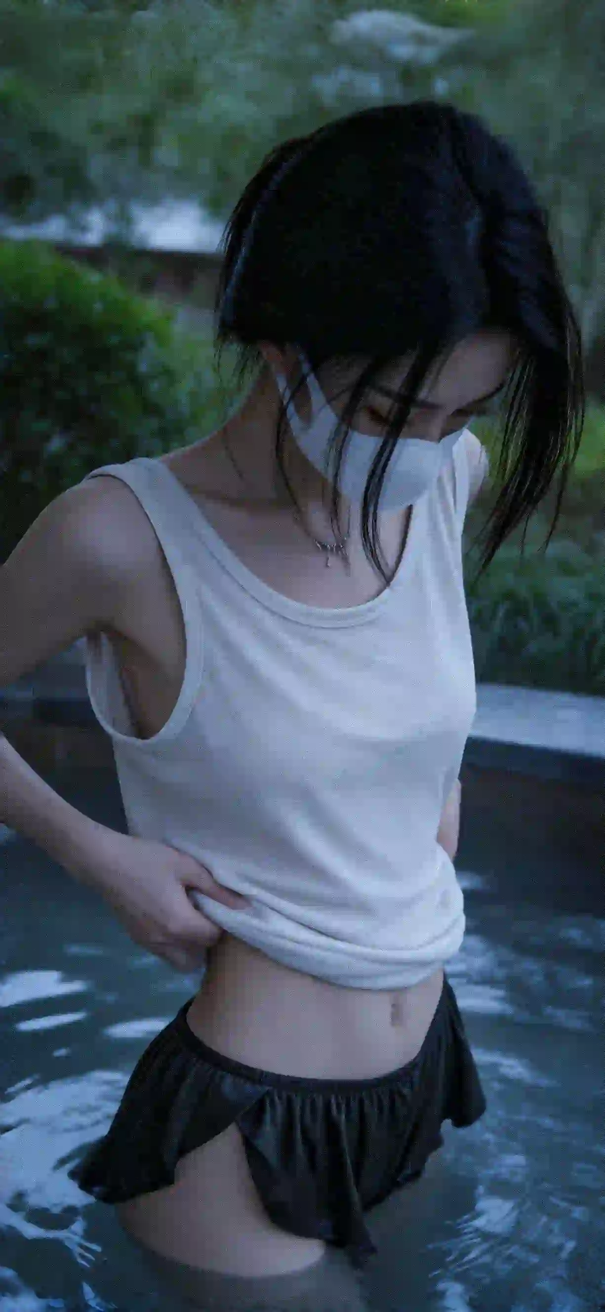 温泉 长发美女 白色衣服 口罩