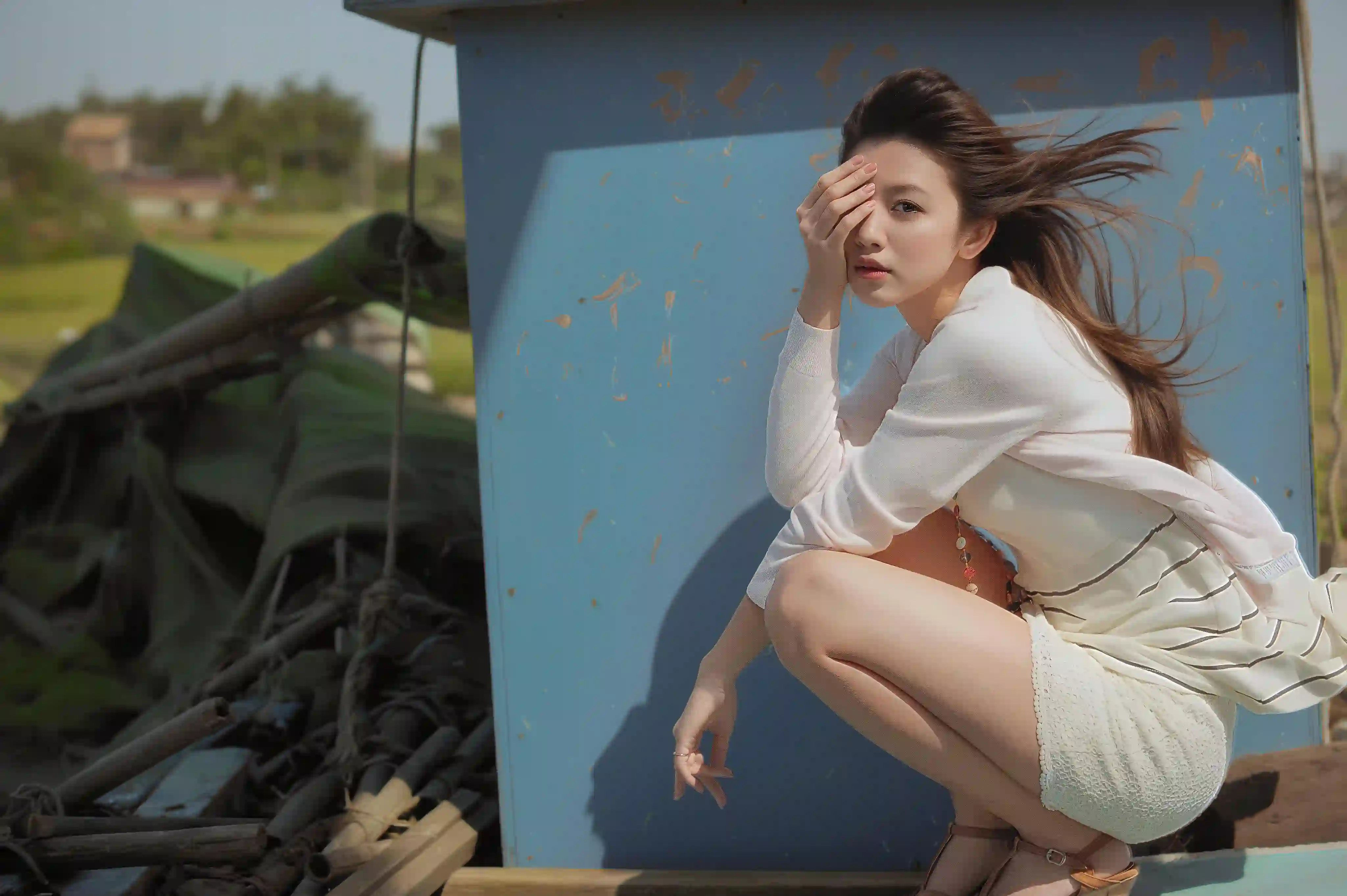 长发美女 户外 捂眼 白色短裤