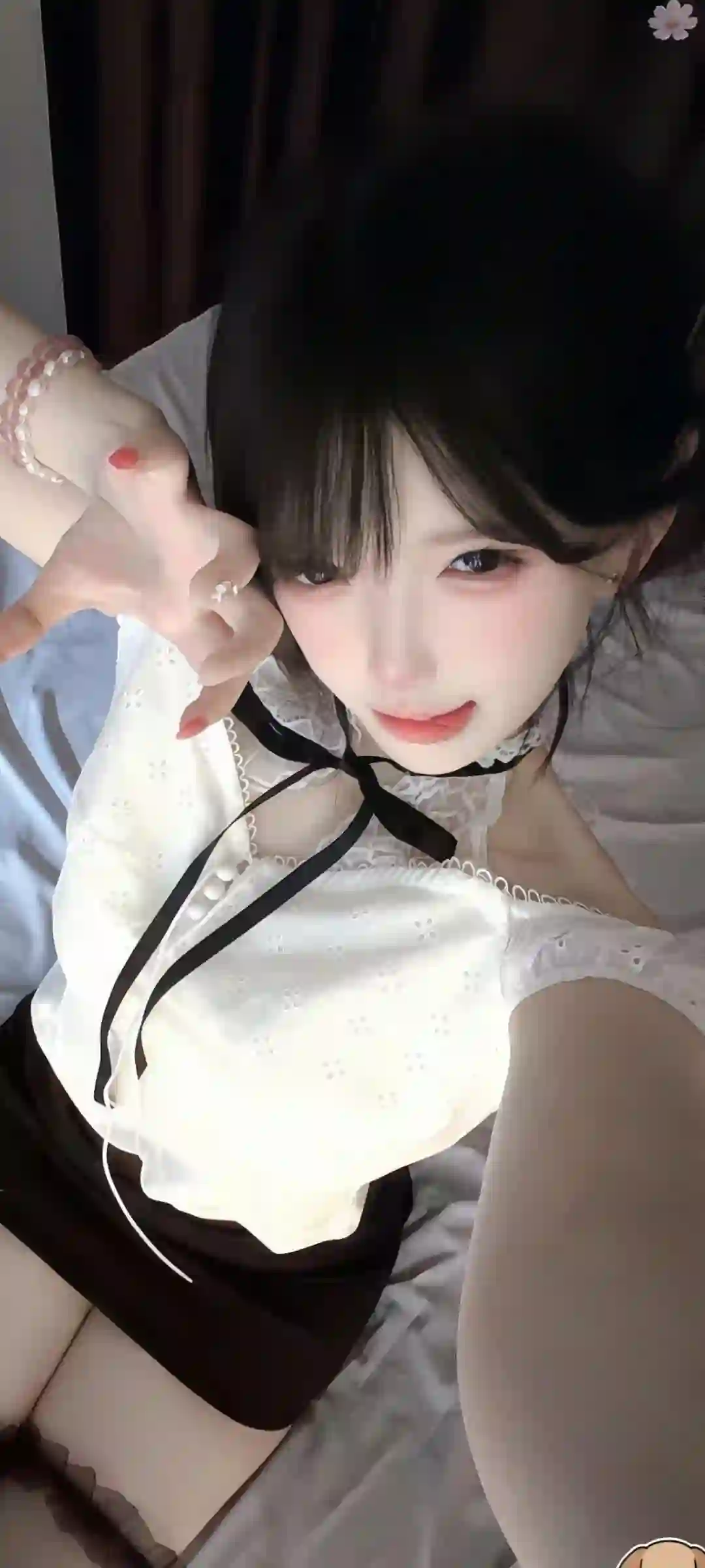 甜美少女 白色蕾丝衬衫 黑色短裙 床上自拍 少女感 黑白穿搭